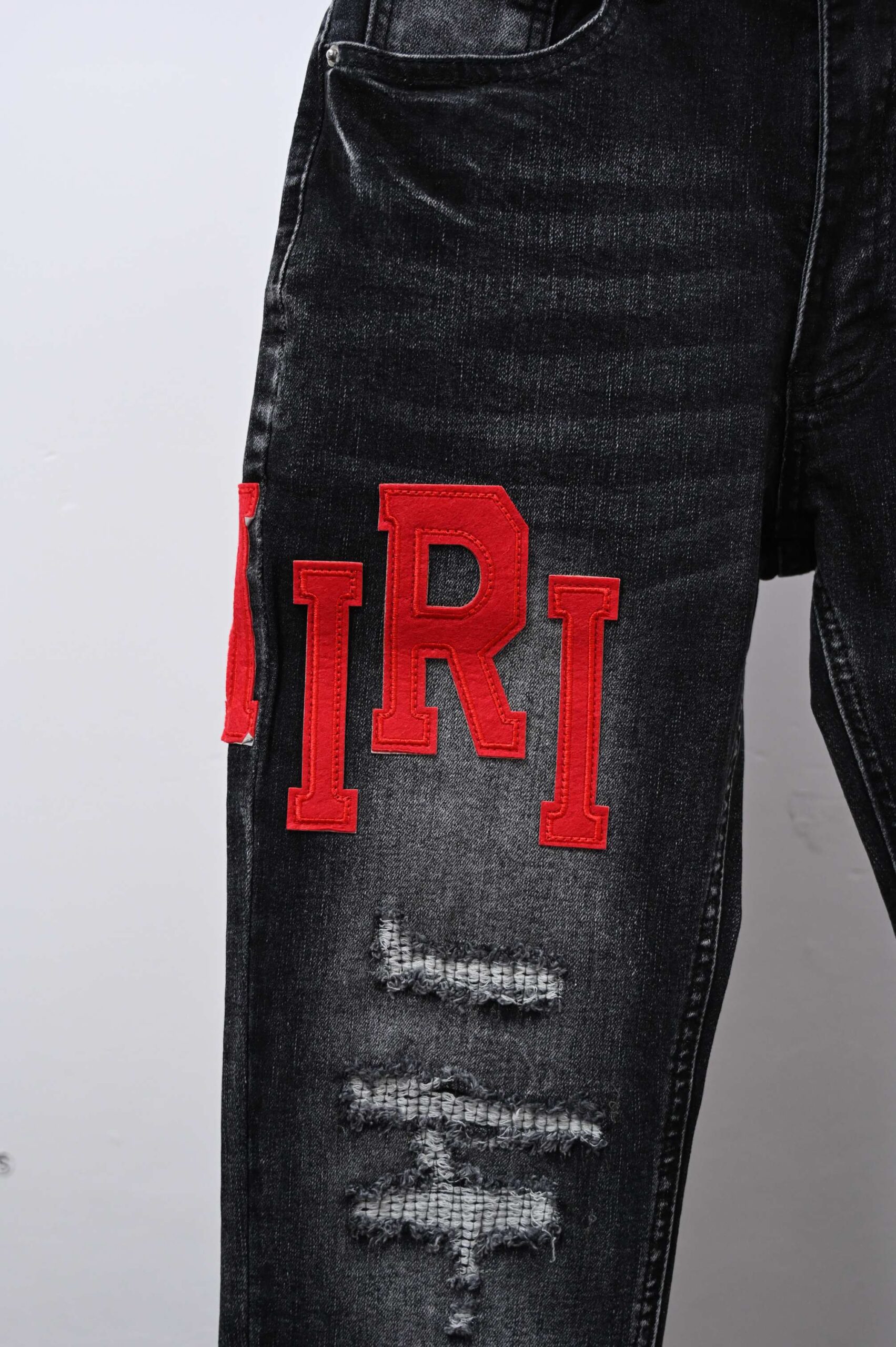 AMIRI コピー ダメージ加工デニムパンツ ブラック ストリートスキニージーンズ｜スーパーコピー服