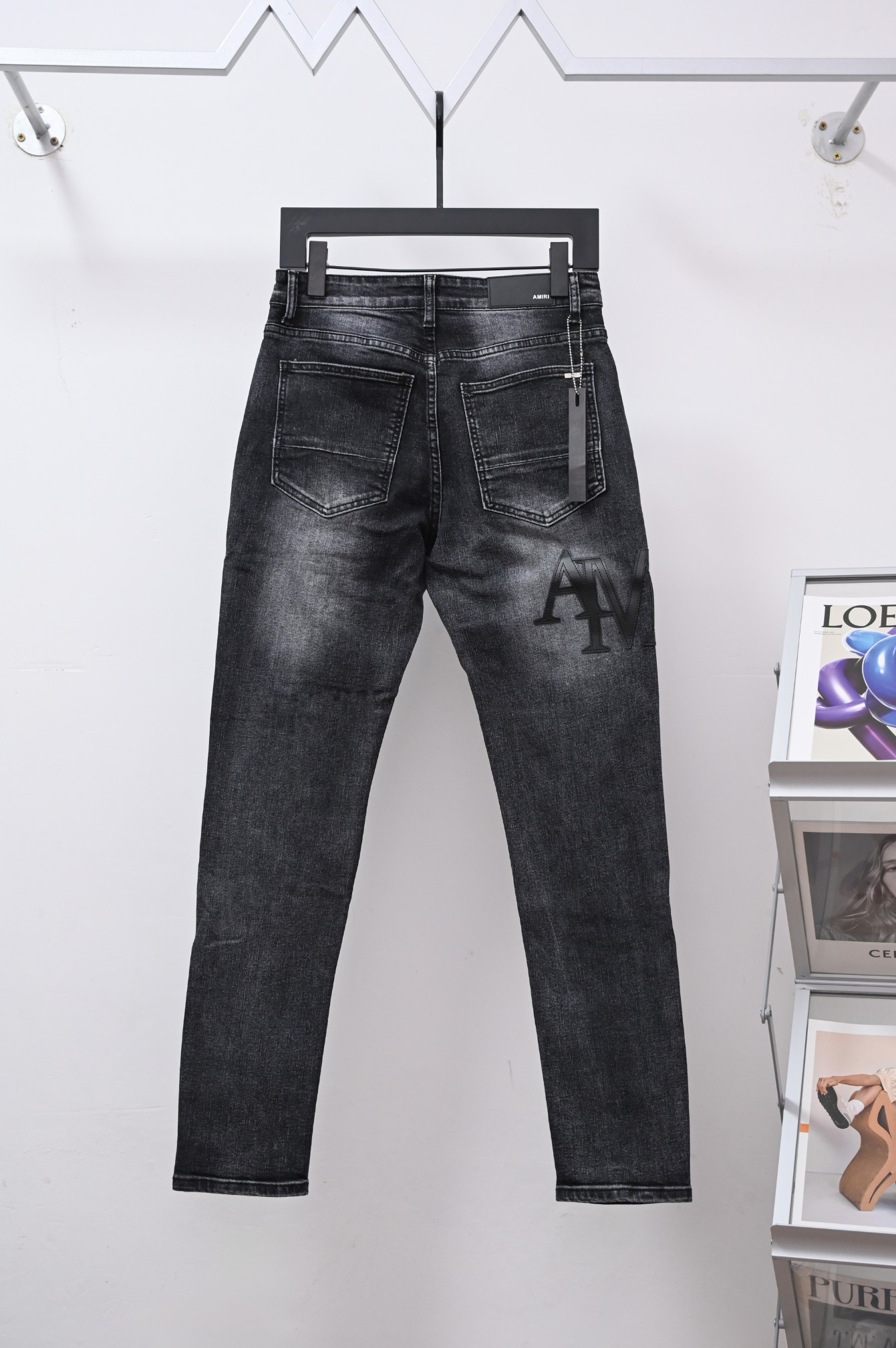 AMIRI n級コピー ダメージ加工デニムパンツ ブラック ロゴデザイン スキニー｜スーパーコピー服