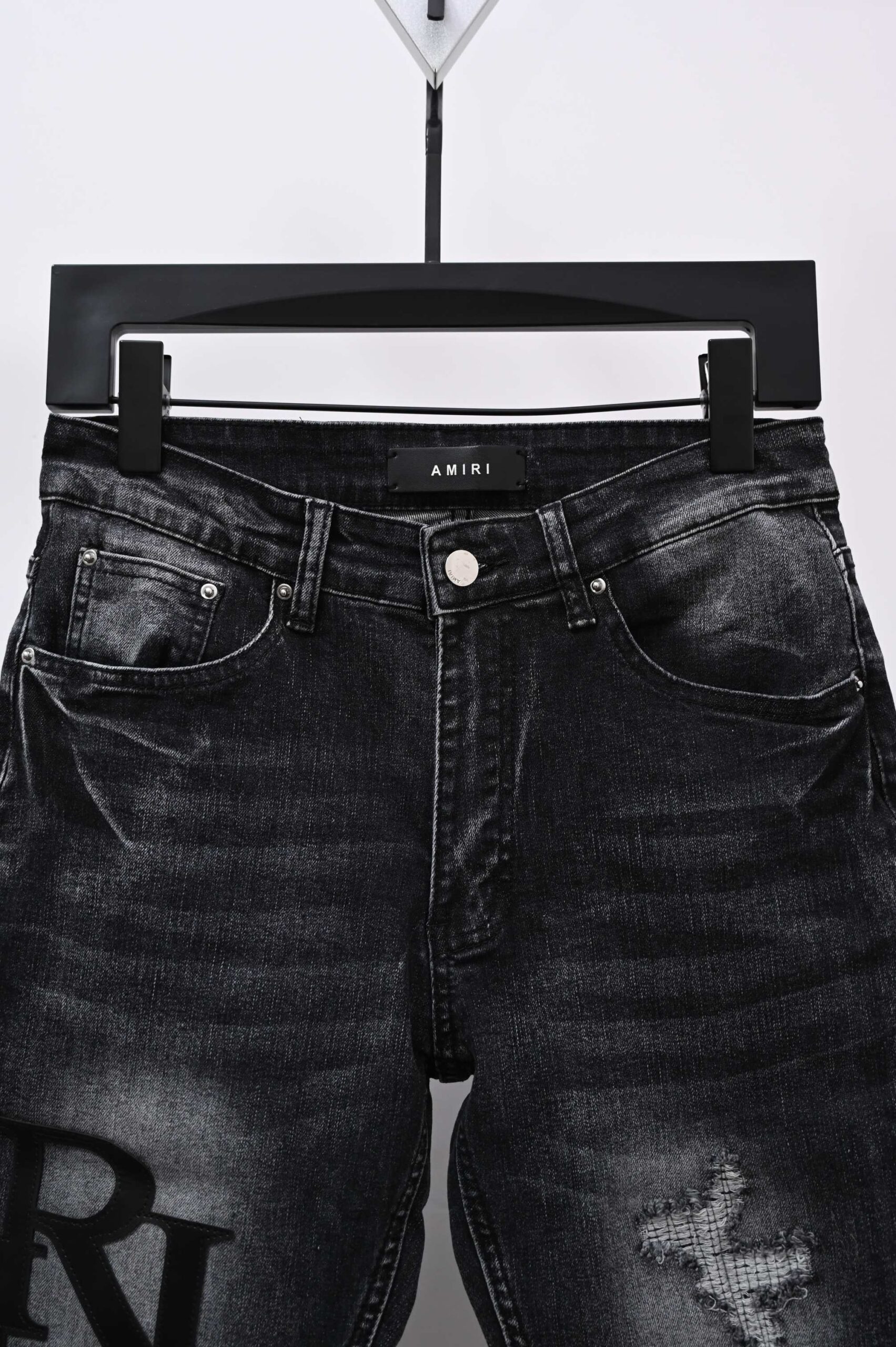 AMIRI n級コピー ダメージ加工デニムパンツ ブラック ロゴデザイン スキニー｜スーパーコピー服