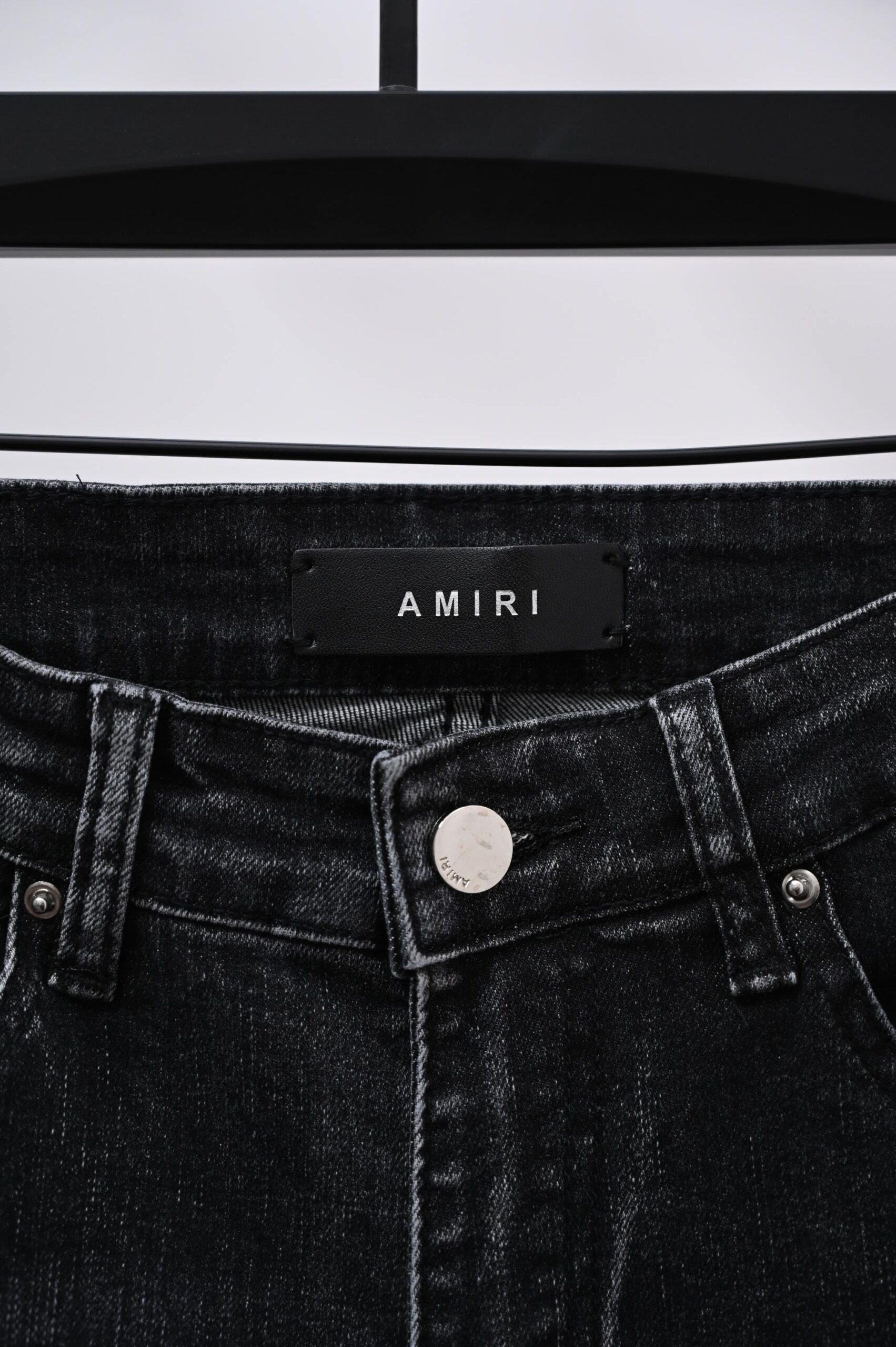 AMIRI n級コピー ダメージ加工デニムパンツ ブラック ロゴデザイン スキニー｜スーパーコピー服