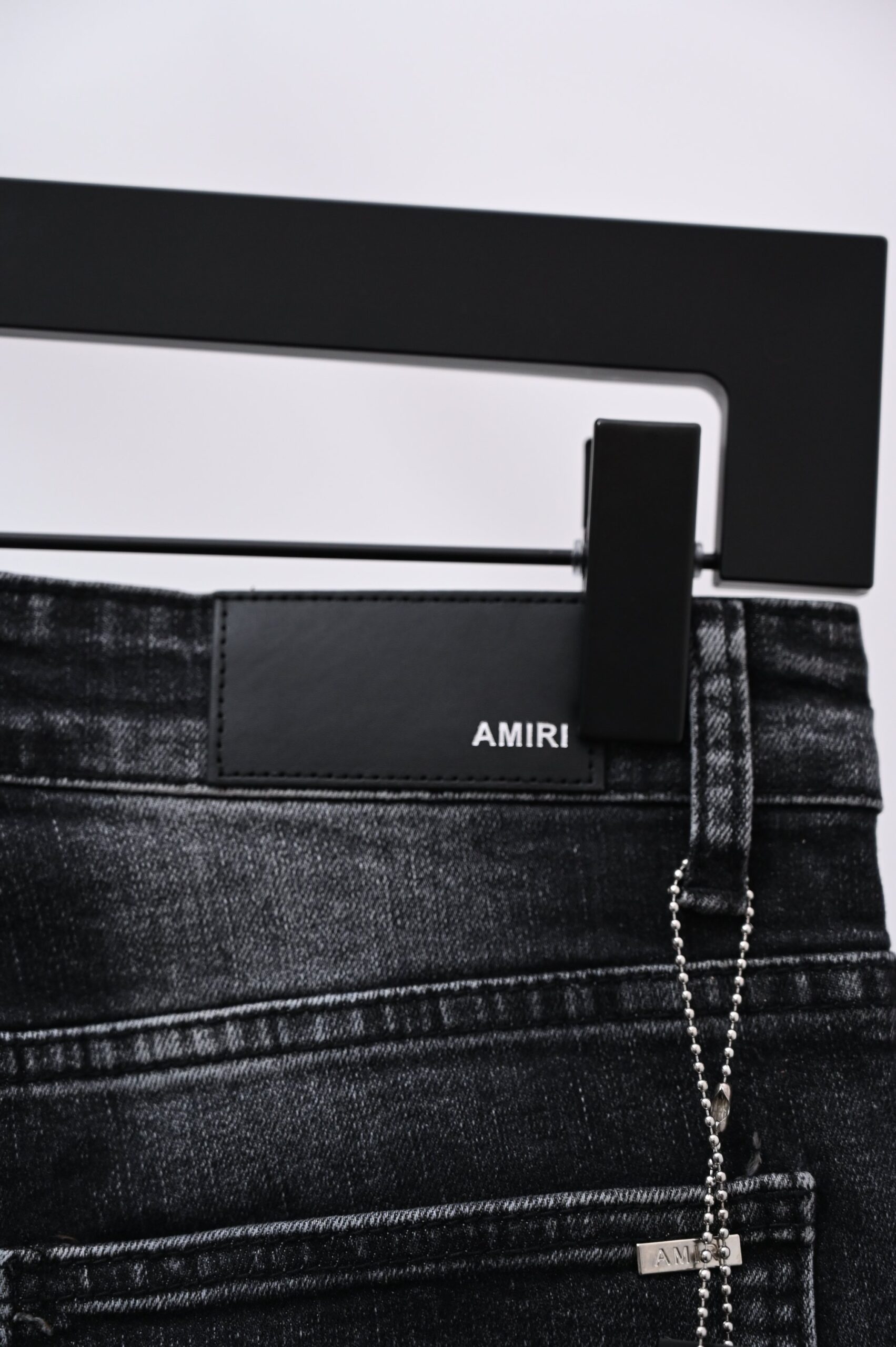 AMIRI n級コピー ダメージ加工デニムパンツ ブラック ロゴデザイン スキニー｜スーパーコピー服