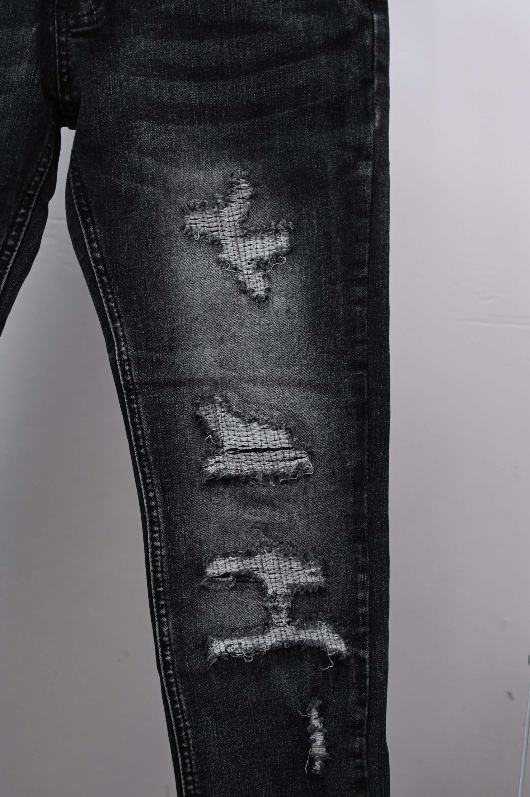 AMIRI n級コピー ダメージ加工デニムパンツ ブラック ロゴデザイン スキニー｜スーパーコピー服