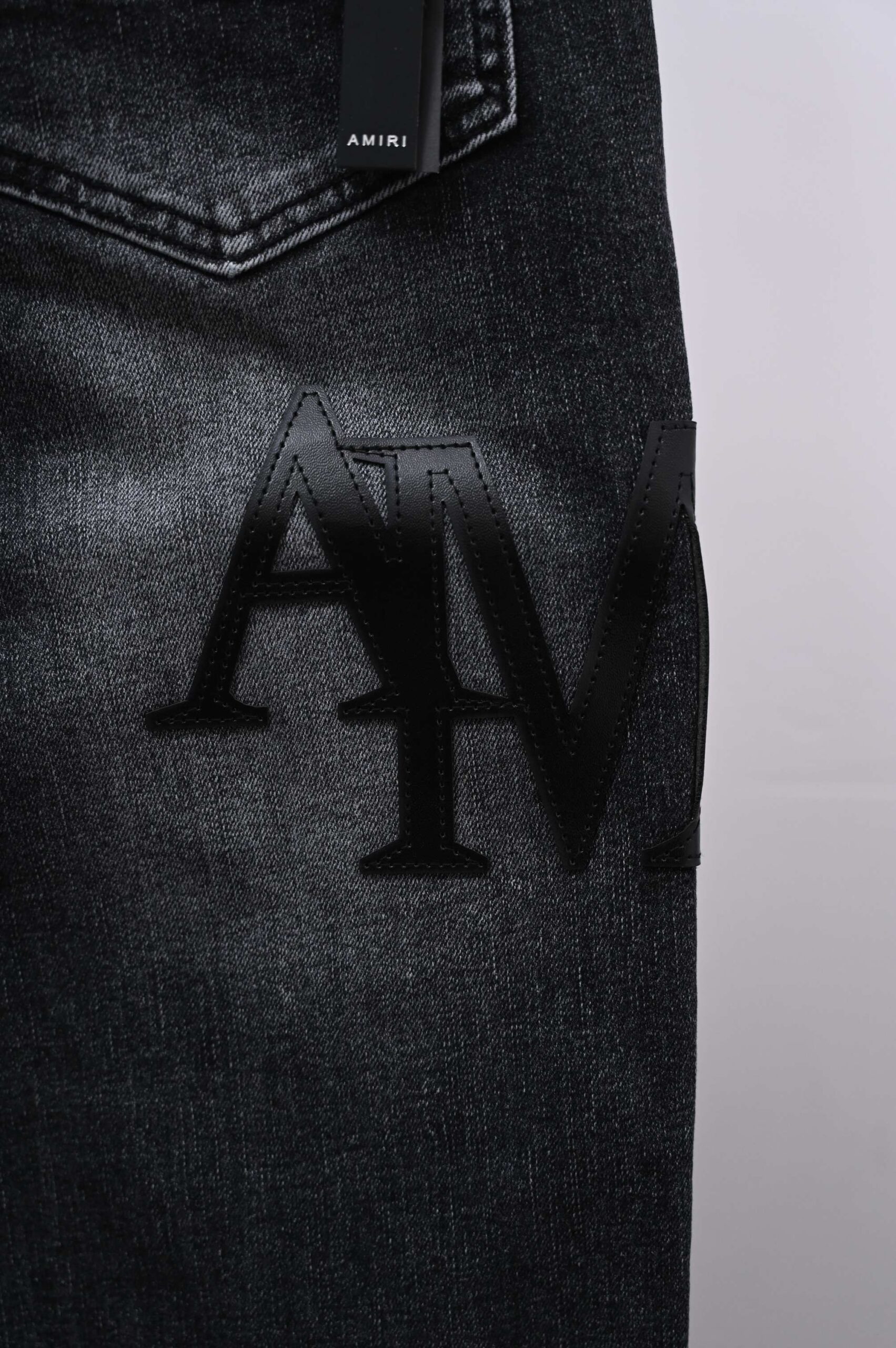 AMIRI n級コピー ダメージ加工デニムパンツ ブラック ロゴデザイン スキニー｜スーパーコピー服