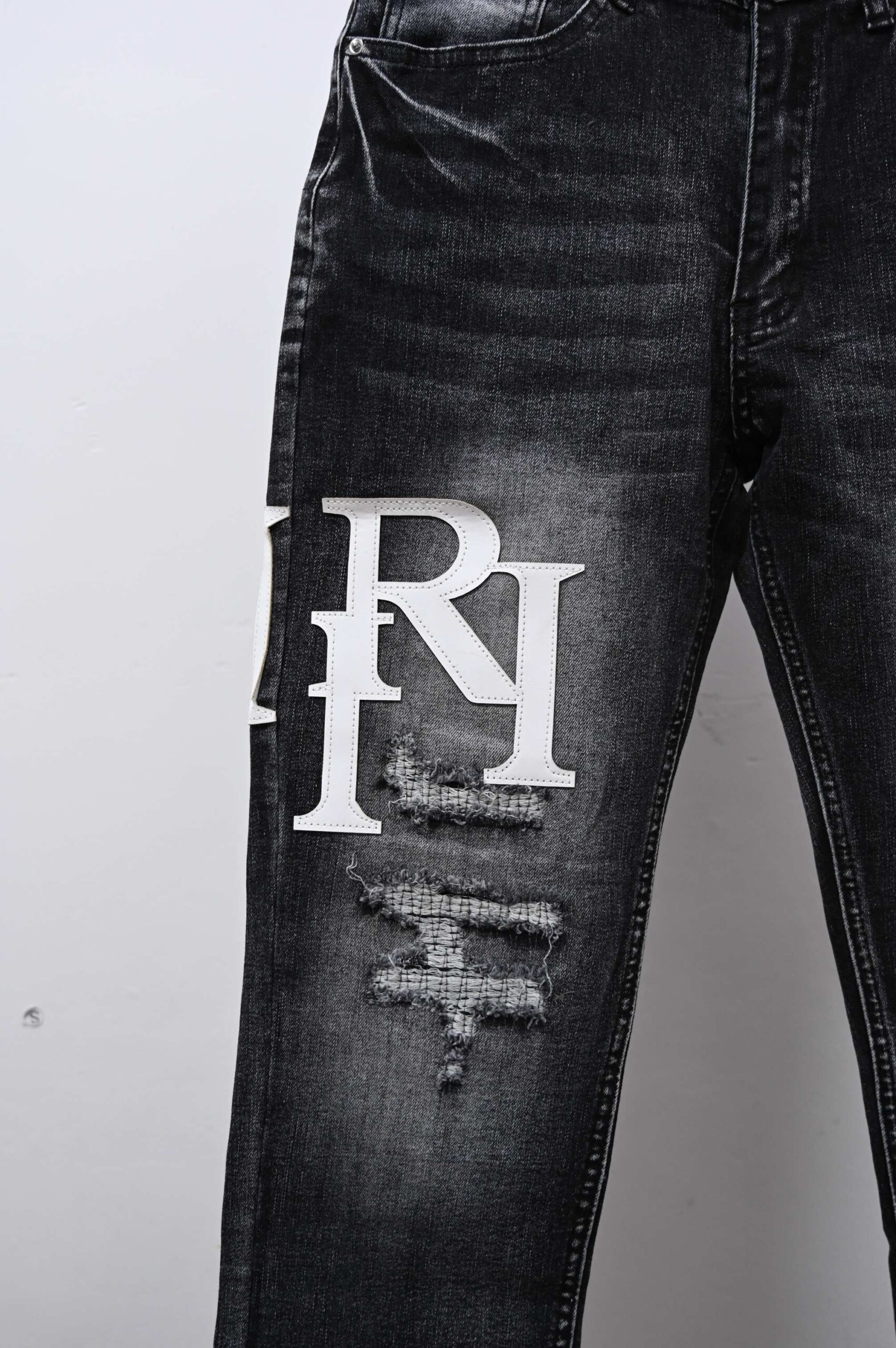 AMIRI スーパーコピー ダメージデニムパンツ ロゴデザイン スリムストリートジーンズ｜スーパーコピー服