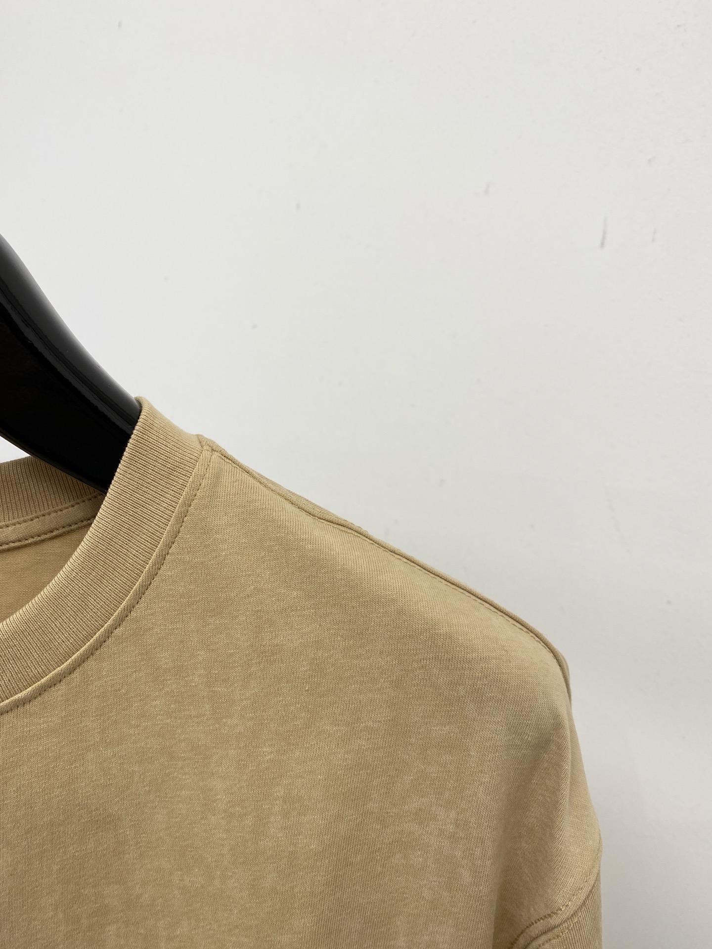 AMIRI コピー ミニロゴ刺繍Tシャツ ベージュ 半袖 カジュアル人気モデル｜スーパーコピー服