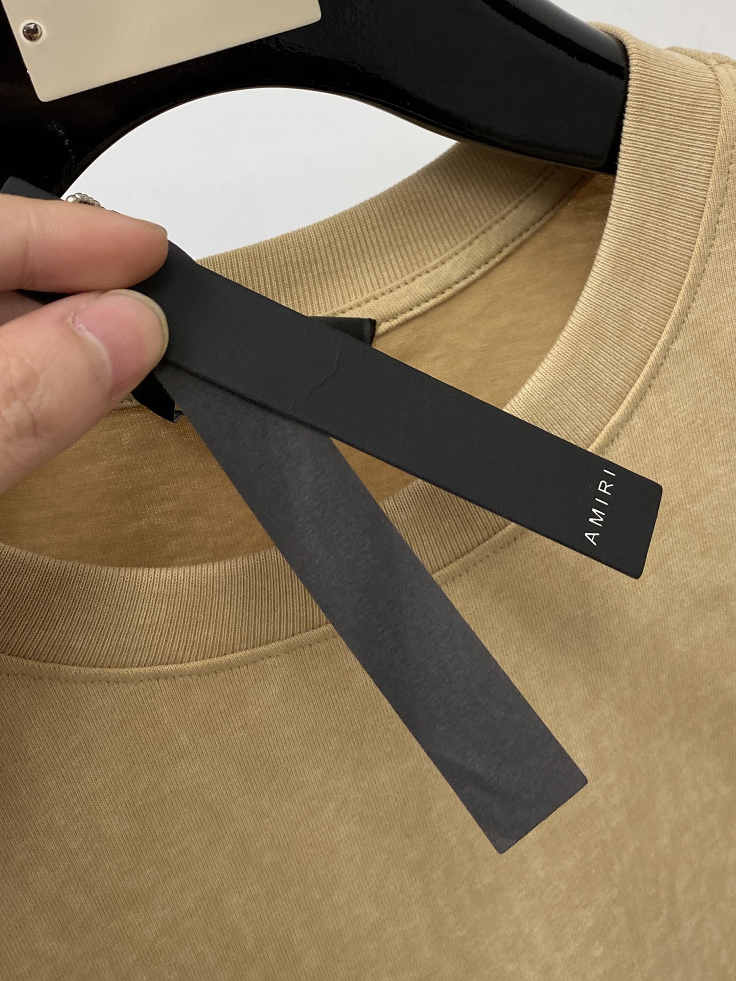 AMIRI コピー ミニロゴ刺繍Tシャツ ベージュ 半袖 カジュアル人気モデル｜スーパーコピー服