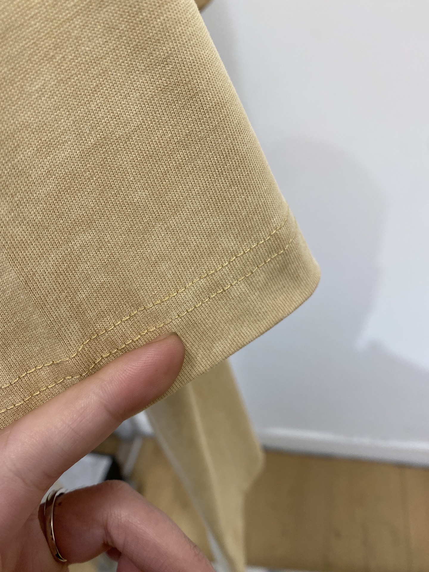 AMIRI コピー ミニロゴ刺繍Tシャツ ベージュ 半袖 カジュアル人気モデル｜スーパーコピー服