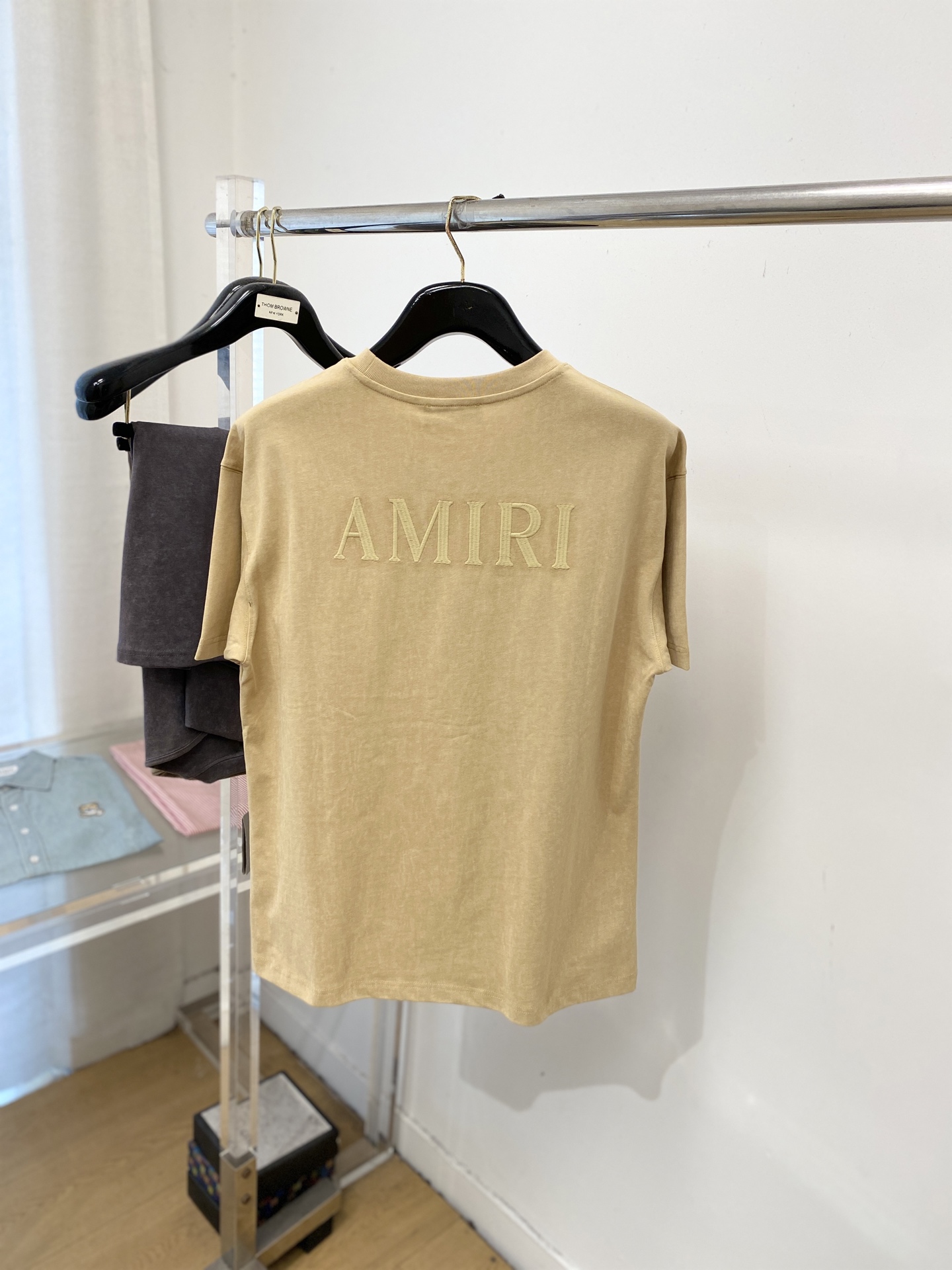 AMIRI コピー ミニロゴ刺繍Tシャツ ベージュ 半袖 カジュアル人気モデル｜スーパーコピー服