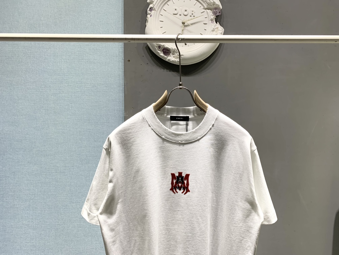 アミリ スーパーコピー ロゴ刺繍Tシャツ ストリート人気 シンプル半袖 メンズ定番モデル|スーパーコピーn級優良店 2 アミリ スーパーコピー ロゴ刺繍Tシャツ ストリート人気 シンプル半袖 メンズ定番モデル|スーパーコピー服