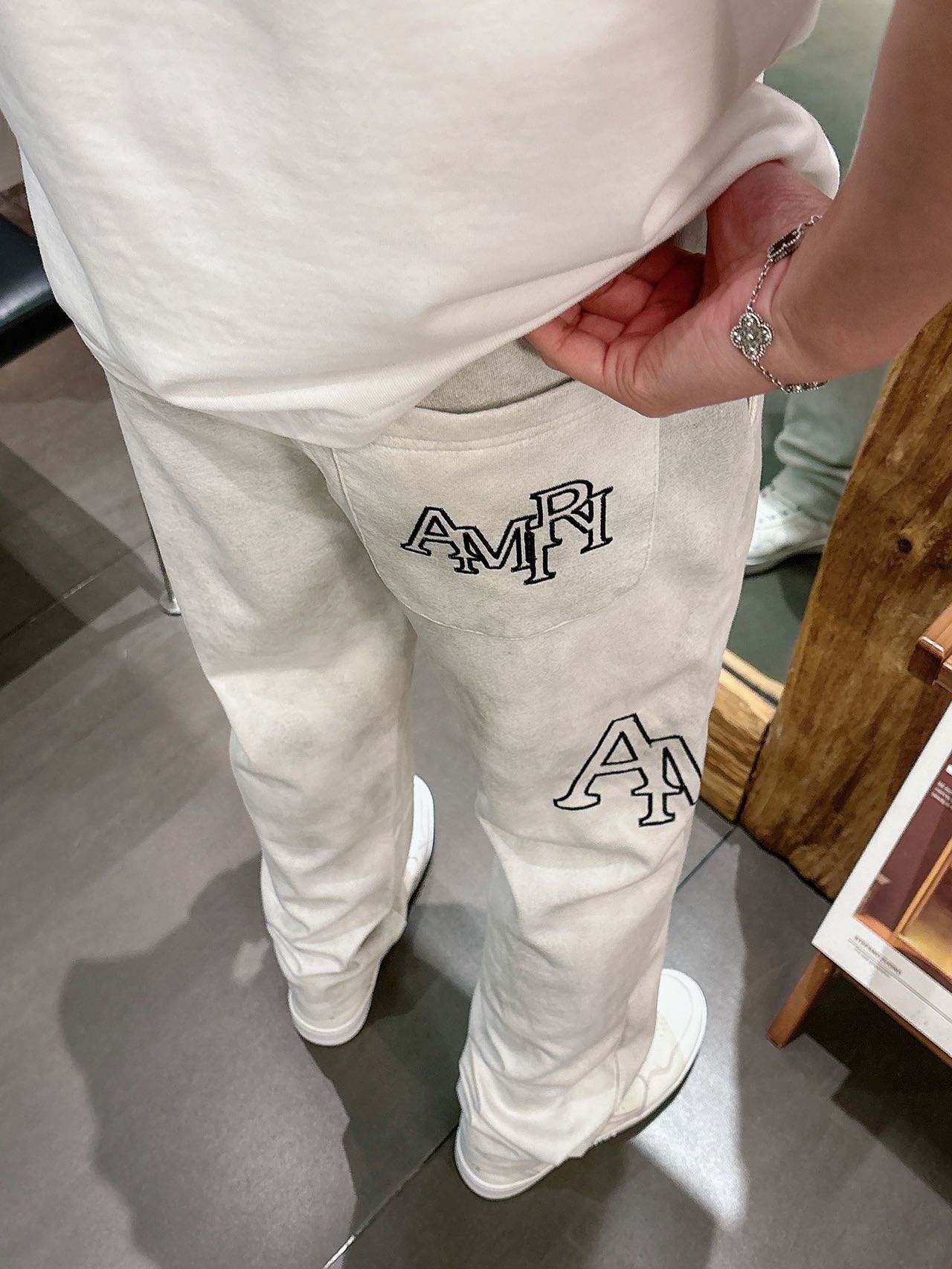 アミリ 並行輸入品 ロゴ刺繍スウェットパンツ カジュアルストリート メンズ人気|スーパーコピーn級優良店 3 アミリ 並行輸入品 ロゴ刺繍スウェットパンツ カジュアルストリート メンズ人気|スーパーコピー服