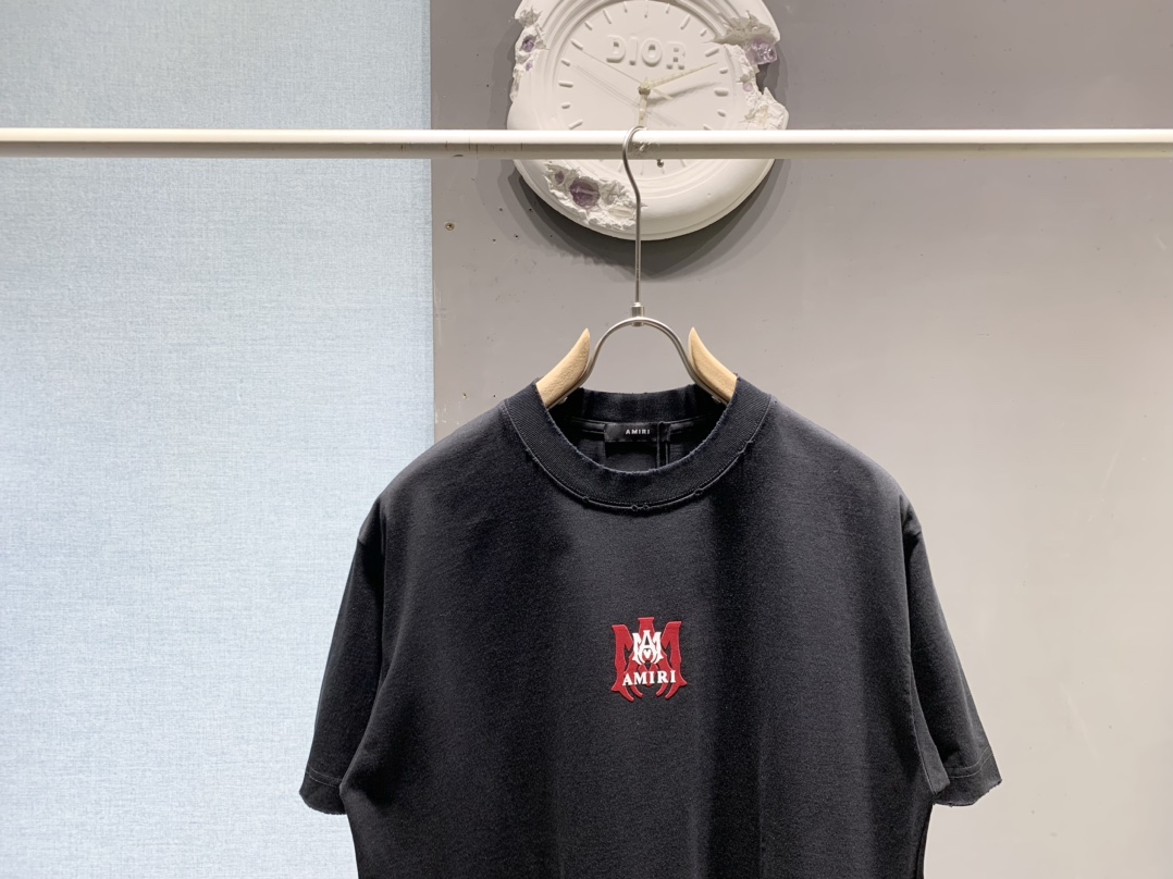 アミリ コピー ロゴ刺繍Tシャツ ストリート人気 ブラック半袖 メンズファッション｜スーパーコピー服