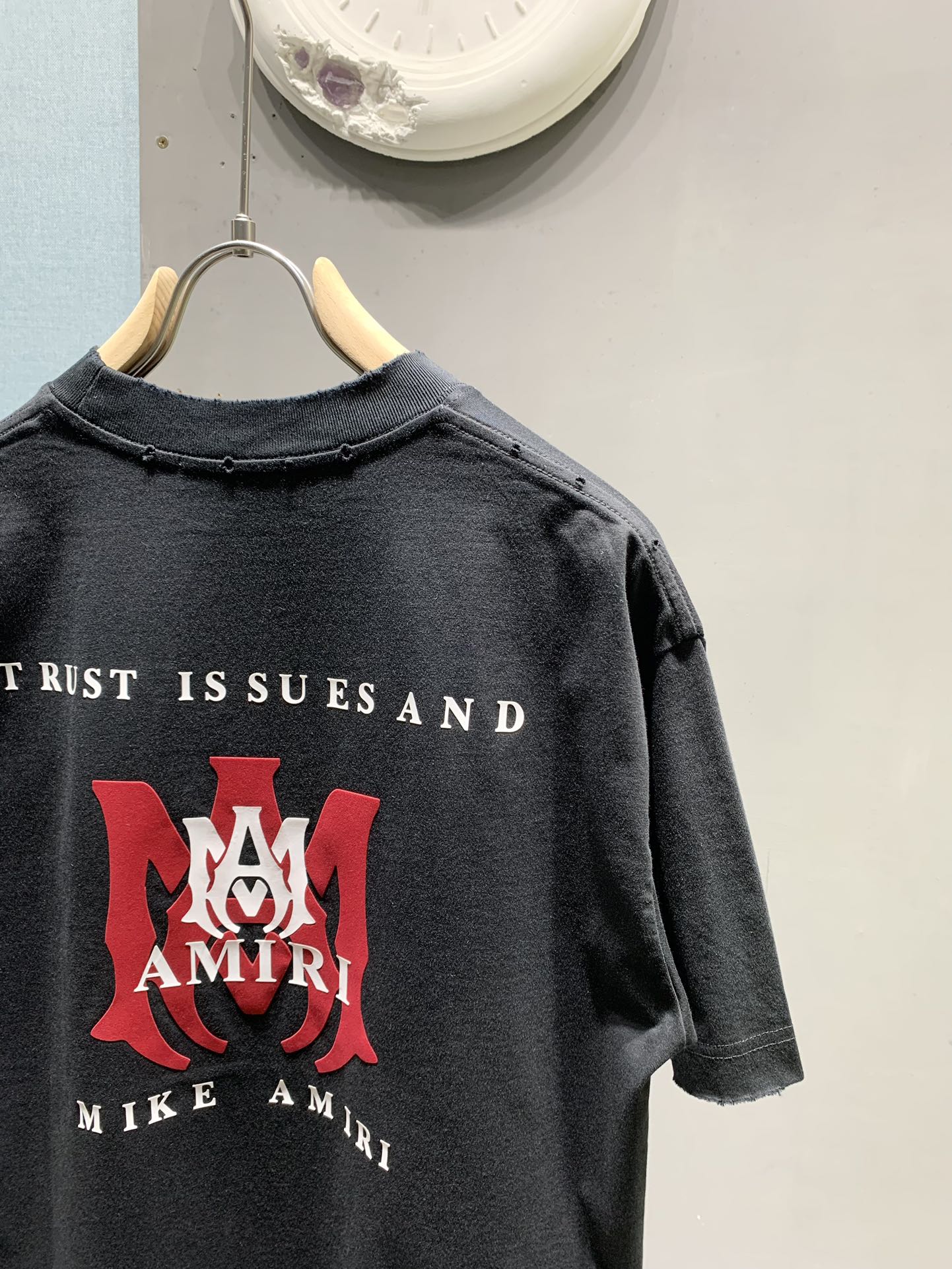 アミリ コピー ロゴ刺繍Tシャツ ストリート人気 ブラック半袖 メンズファッション｜スーパーコピー服