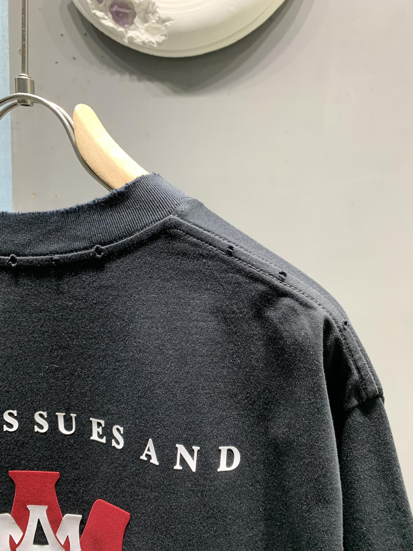 アミリ コピー ロゴ刺繍Tシャツ ストリート人気 ブラック半袖 メンズファッション｜スーパーコピー服