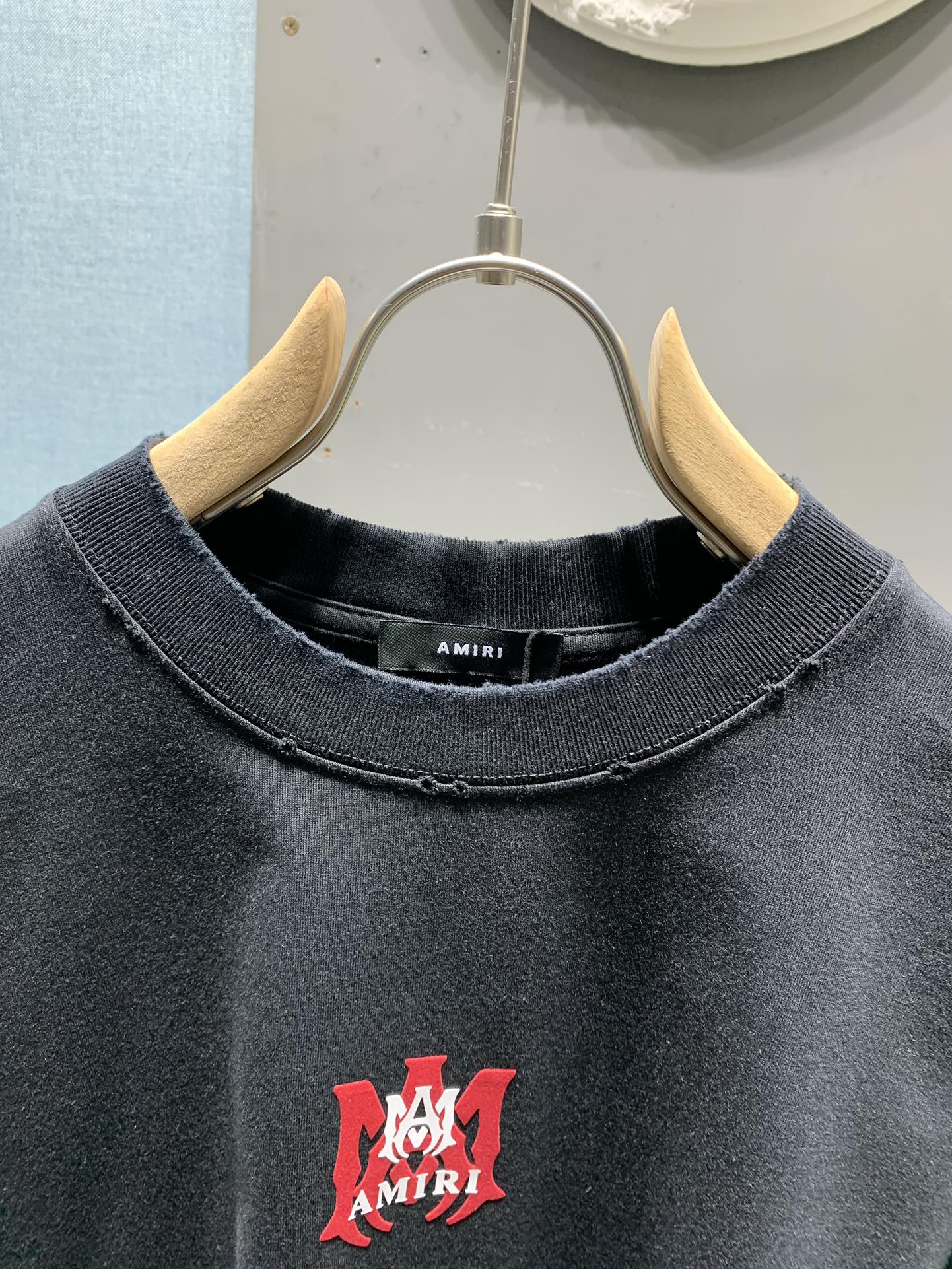 アミリ コピー ロゴ刺繍Tシャツ ストリート人気 ブラック半袖 メンズファッション｜スーパーコピー服