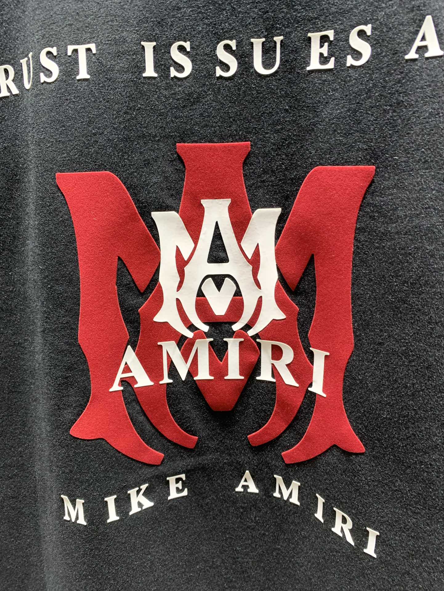 アミリ コピー ロゴ刺繍Tシャツ ストリート人気 ブラック半袖 メンズファッション｜スーパーコピー服