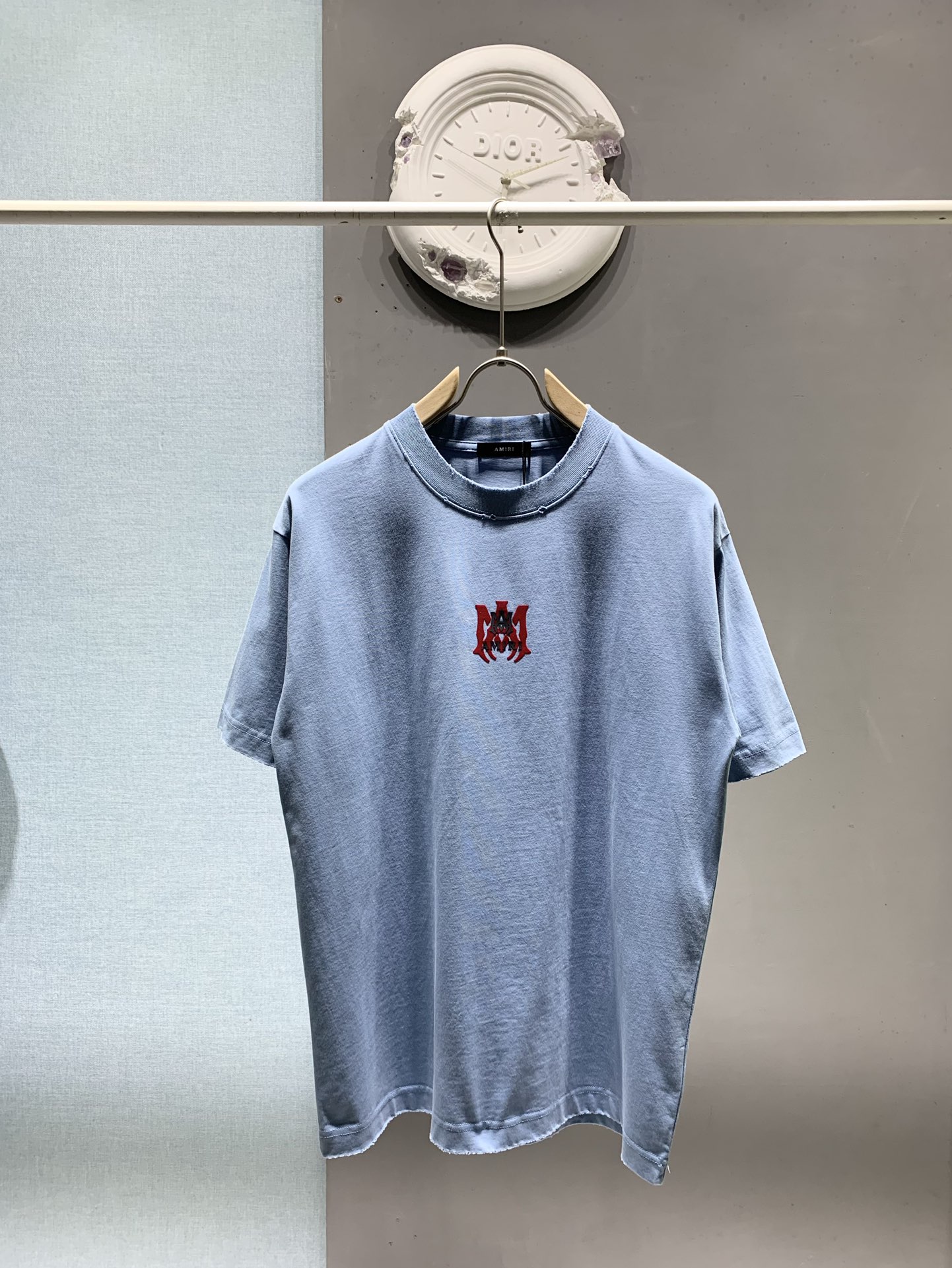 アミリ n級品 ロゴ刺繍Tシャツ ストリート系 半袖ライトブルー メンズ人気｜スーパーコピー服