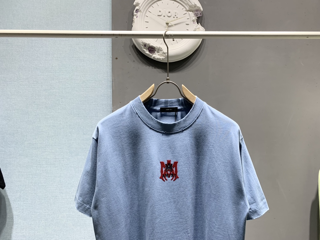 アミリ n級品 ロゴ刺繍Tシャツ ストリート系 半袖ライトブルー メンズ人気｜スーパーコピー服