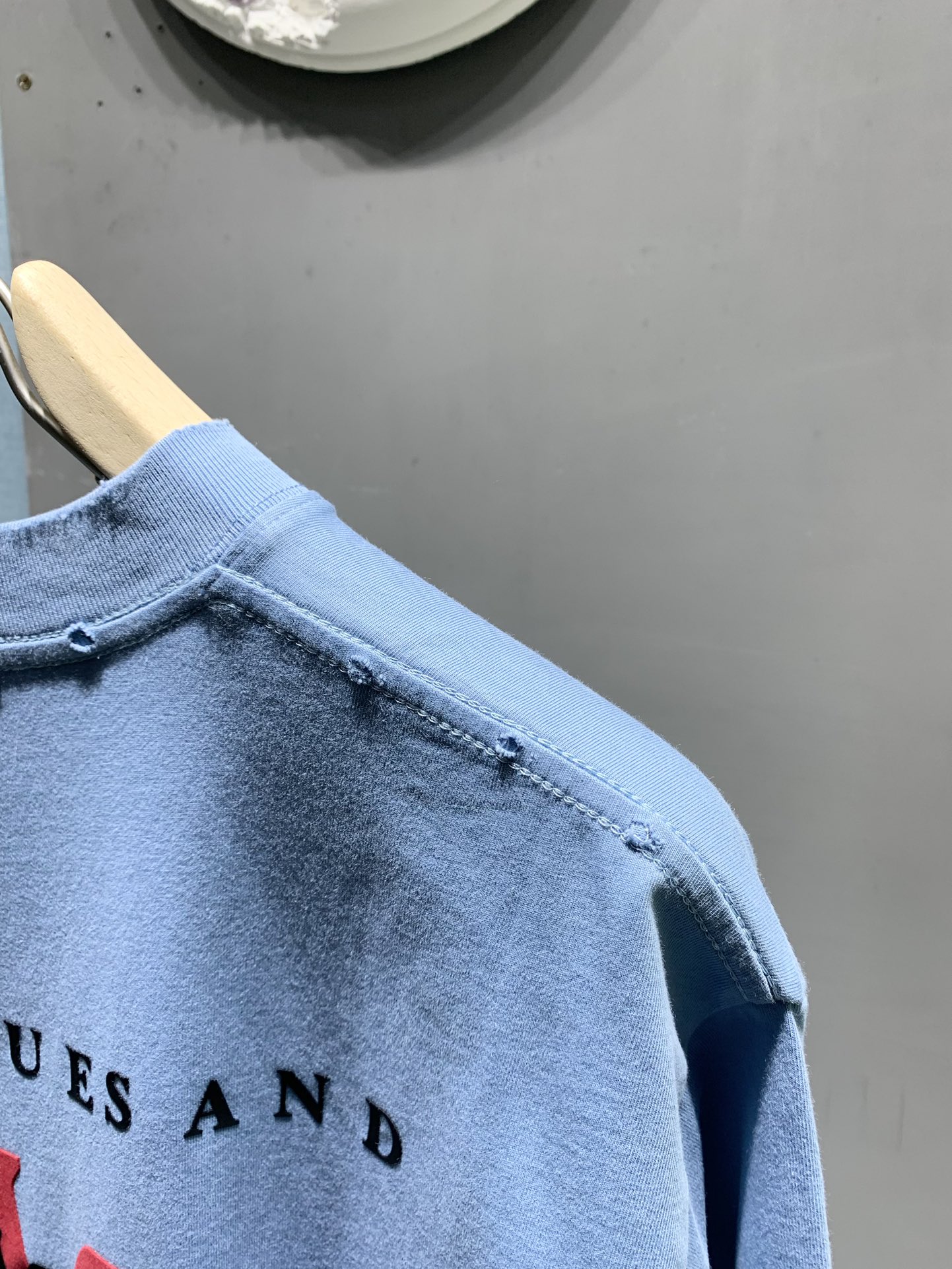 アミリ n級品 ロゴ刺繍Tシャツ ストリート系 半袖ライトブルー メンズ人気｜スーパーコピー服