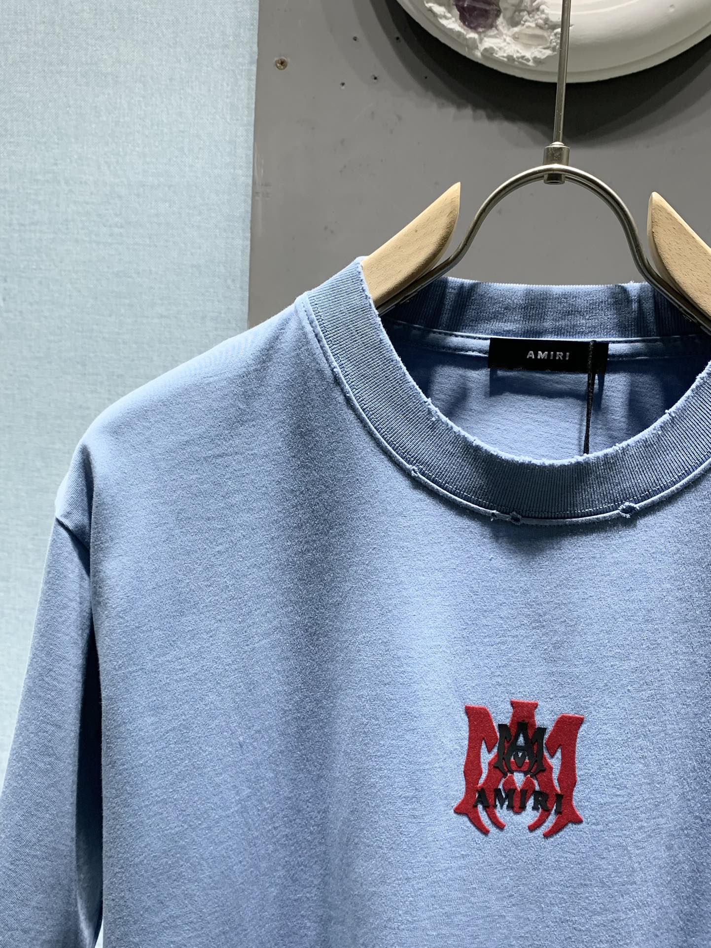 アミリ n級品 ロゴ刺繍Tシャツ ストリート系 半袖ライトブルー メンズ人気｜スーパーコピー服