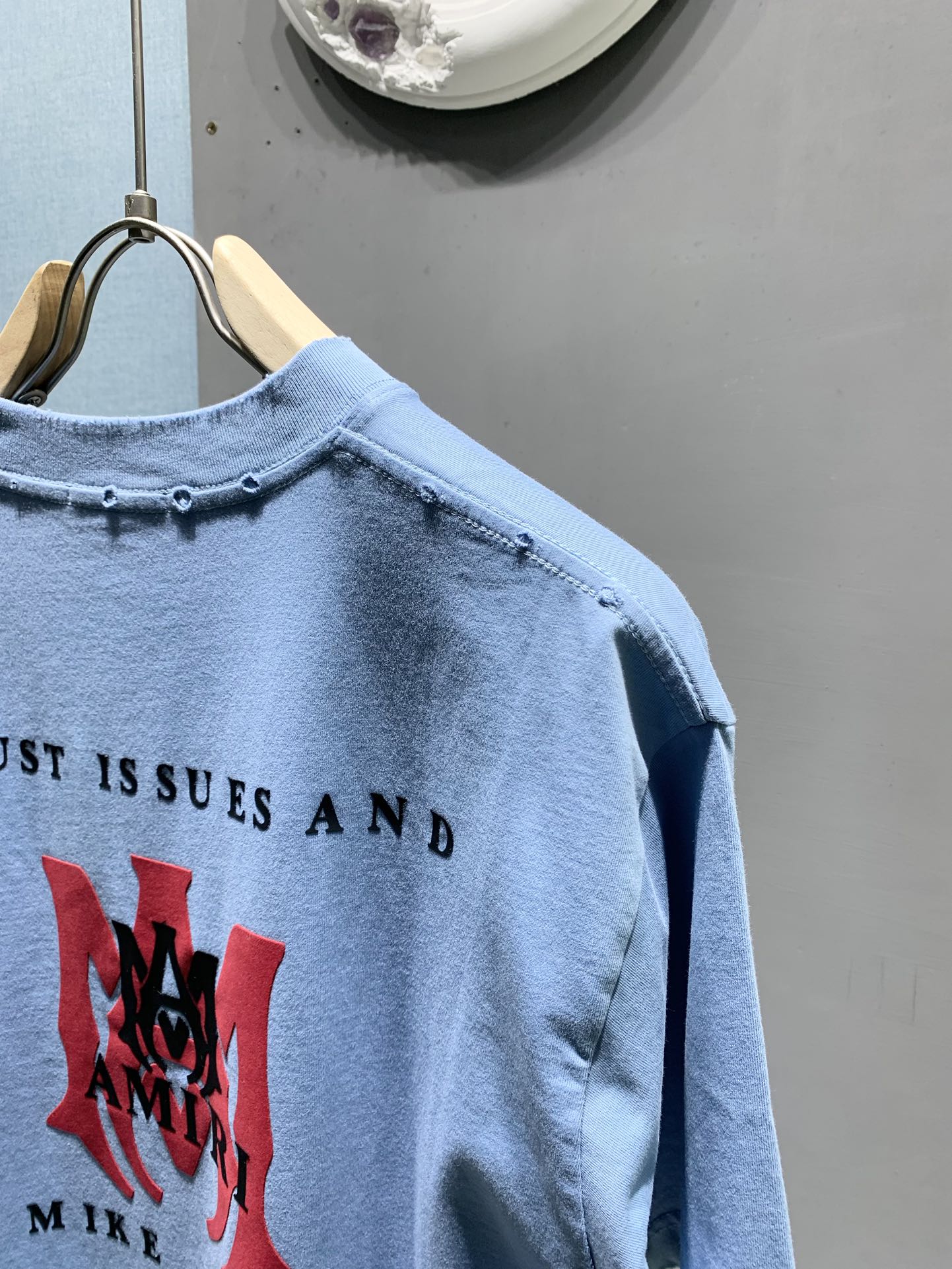 アミリ n級品 ロゴ刺繍Tシャツ ストリート系 半袖ライトブルー メンズ人気｜スーパーコピー服