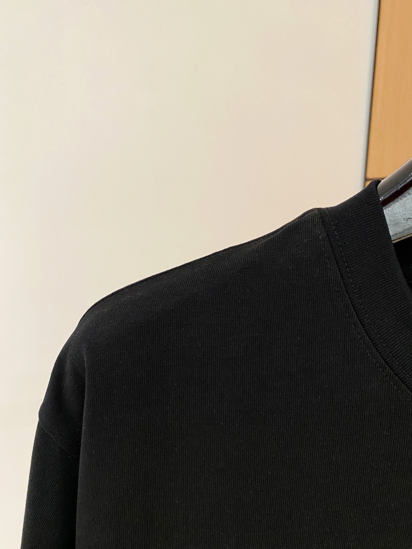 アミリ 並行輸入品 ロゴ刺繍Tシャツ ミニロゴデザイン ストリート人気 半袖モデル｜スーパーコピー服