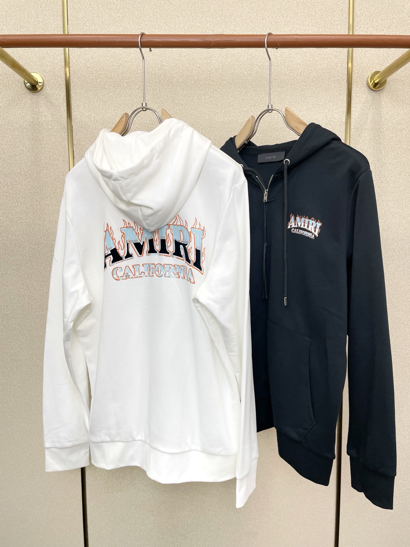 アミリ スーパーコピー ロゴ刺繍ジップパーカー ストリート人気 フーディー メンズ定番モデル｜スーパーコピー服