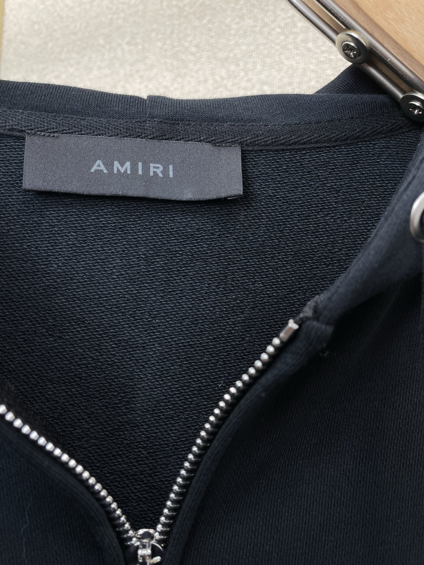 アミリ スーパーコピー ロゴ刺繍ジップパーカー ストリート人気 フーディー メンズ定番モデル｜スーパーコピー服