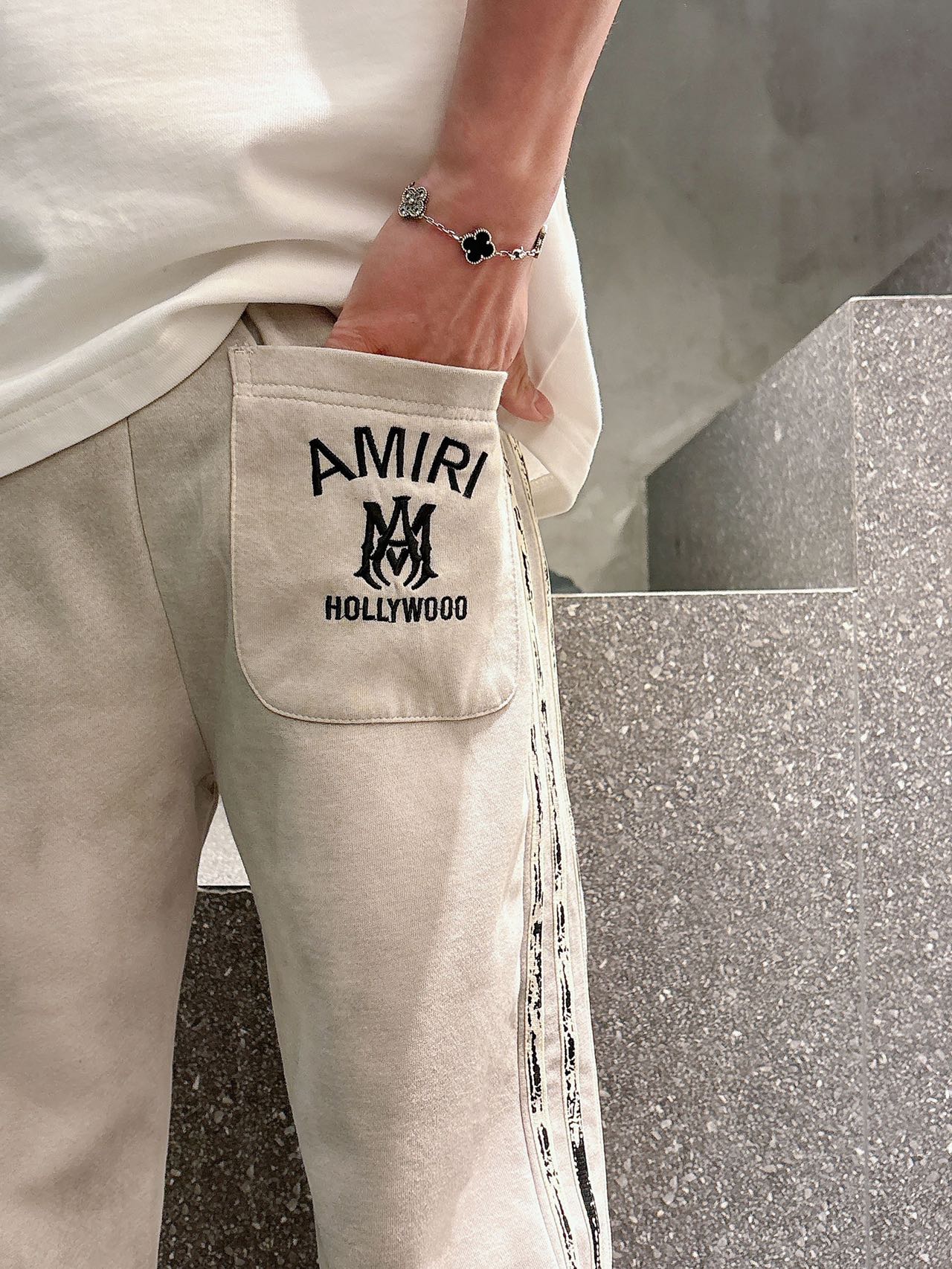 アミリ n級品 サイドラインスウェットパンツ ロゴデザイン ストリート系 メンズ人気｜スーパーコピー服