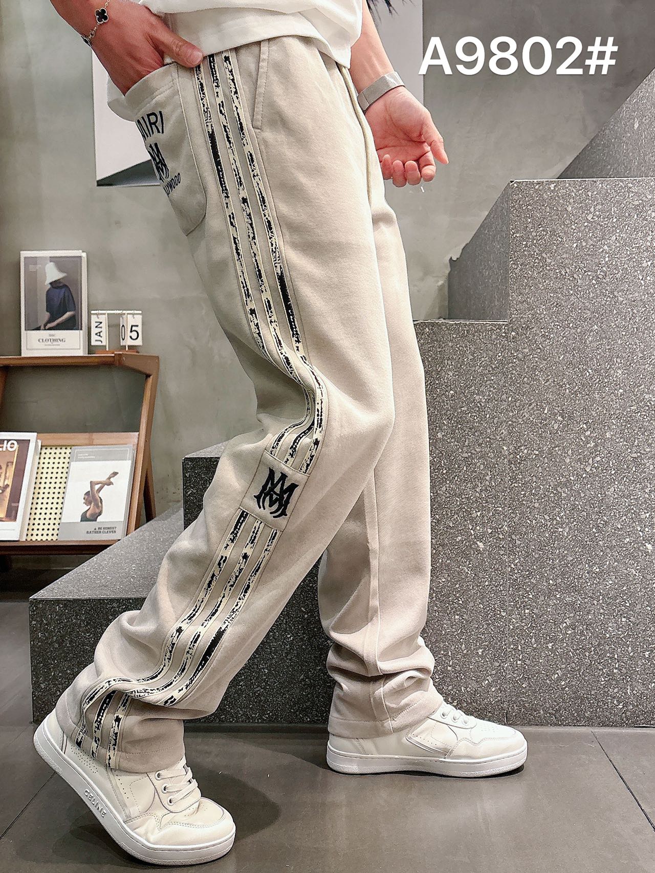 アミリ n級品 サイドラインスウェットパンツ ロゴデザイン ストリート系 メンズ人気｜スーパーコピー服