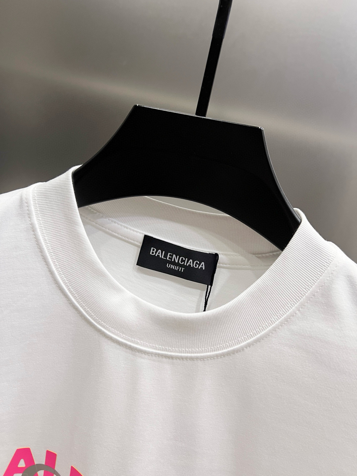 バレンシアガ スーパーコピー ピンクロゴ重ねデザインTシャツ ゆるめシルエットで洗練ストリート感を演出｜スーパーコピー服