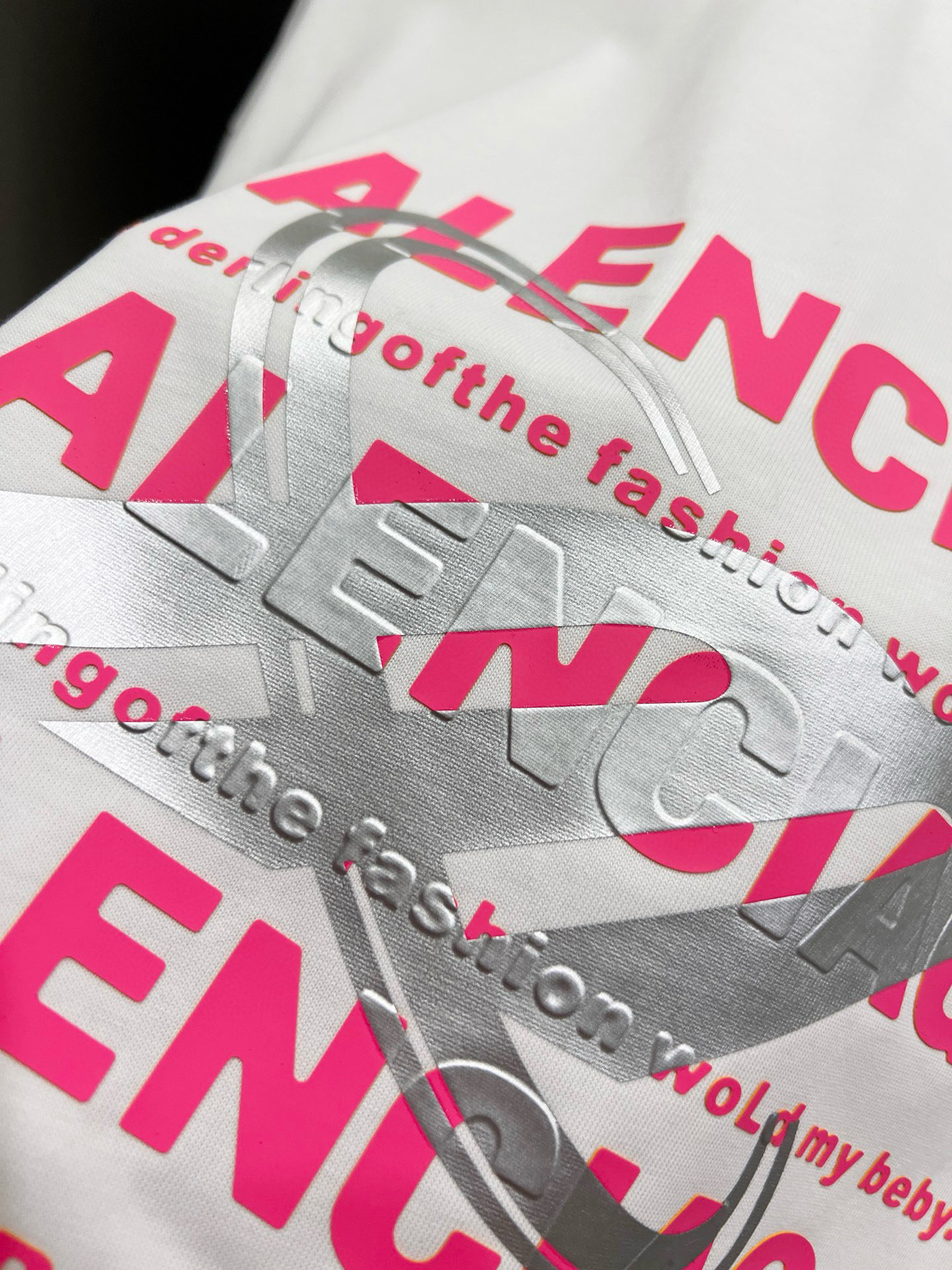 バレンシアガ スーパーコピー ピンクロゴ重ねデザインTシャツ ゆるめシルエットで洗練ストリート感を演出｜スーパーコピー服