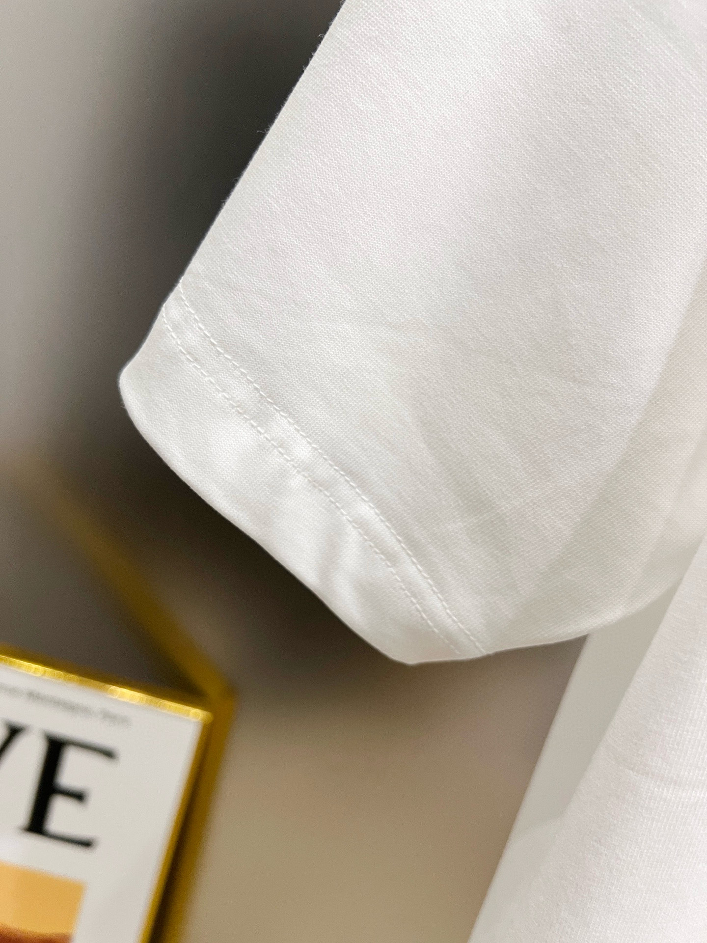 バレンシアガ スーパーコピー ピンクロゴ重ねデザインTシャツ ゆるめシルエットで洗練ストリート感を演出｜スーパーコピー服