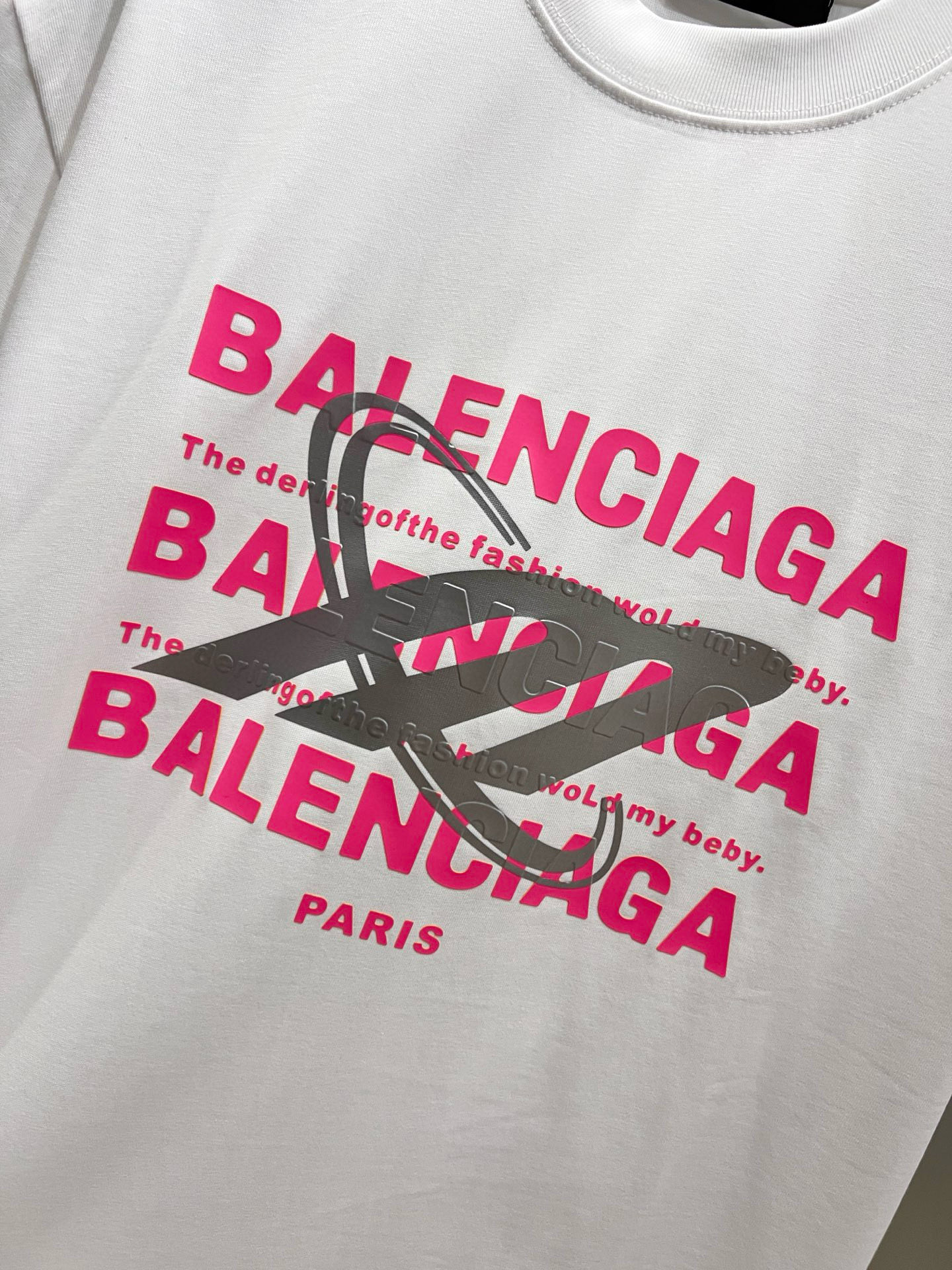 バレンシアガ スーパーコピー ピンクロゴ重ねデザインTシャツ ゆるめシルエットで洗練ストリート感を演出｜スーパーコピー服