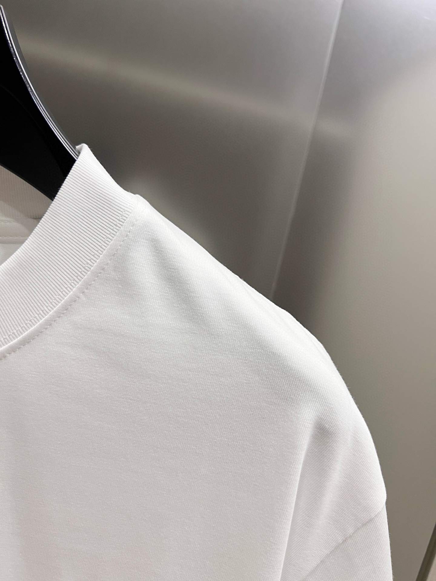 バレンシアガ スーパーコピー ピンクロゴ重ねデザインTシャツ ゆるめシルエットで洗練ストリート感を演出｜スーパーコピー服