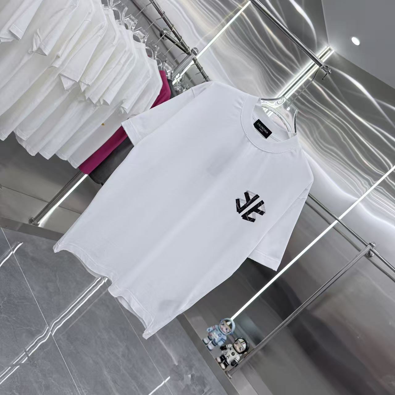 バレンシアガ スーパーコピー 優良サイト モノグラムワッペンTシャツ｜洒落感漂う胸元アクセント｜スーパーコピー服