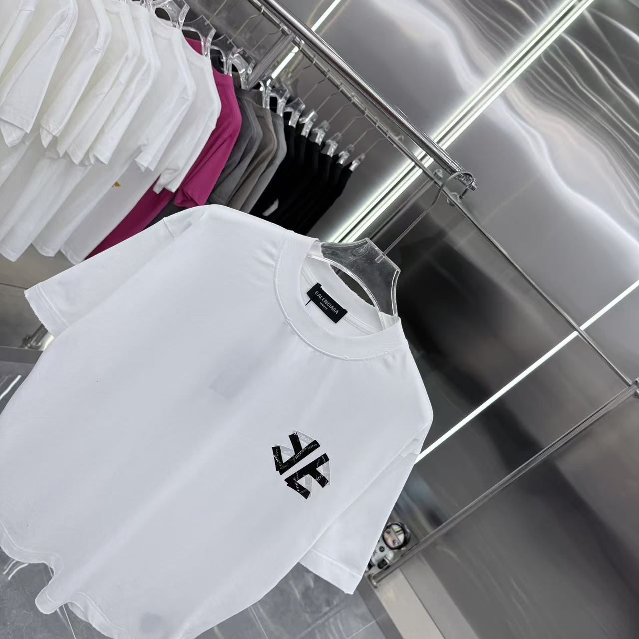 バレンシアガ スーパーコピー 優良サイト モノグラムワッペンTシャツ｜洒落感漂う胸元アクセント｜スーパーコピー服