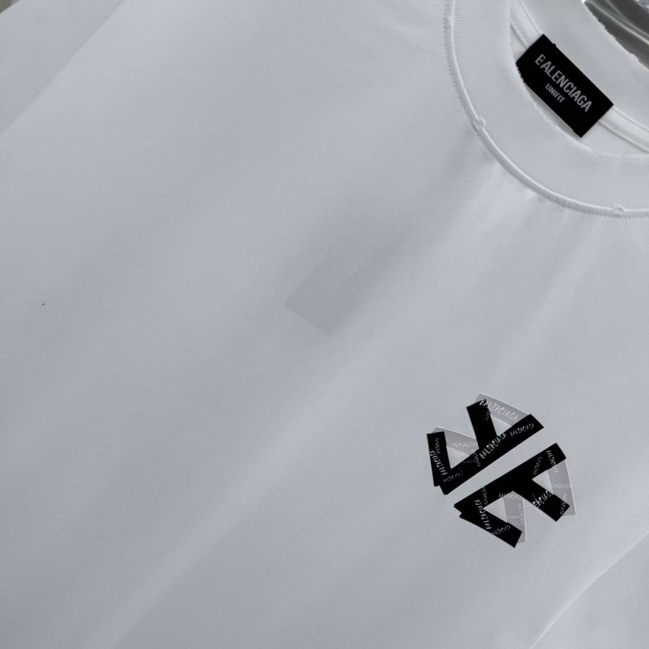 バレンシアガ スーパーコピー 優良サイト モノグラムワッペンTシャツ｜洒落感漂う胸元アクセント｜スーパーコピー服