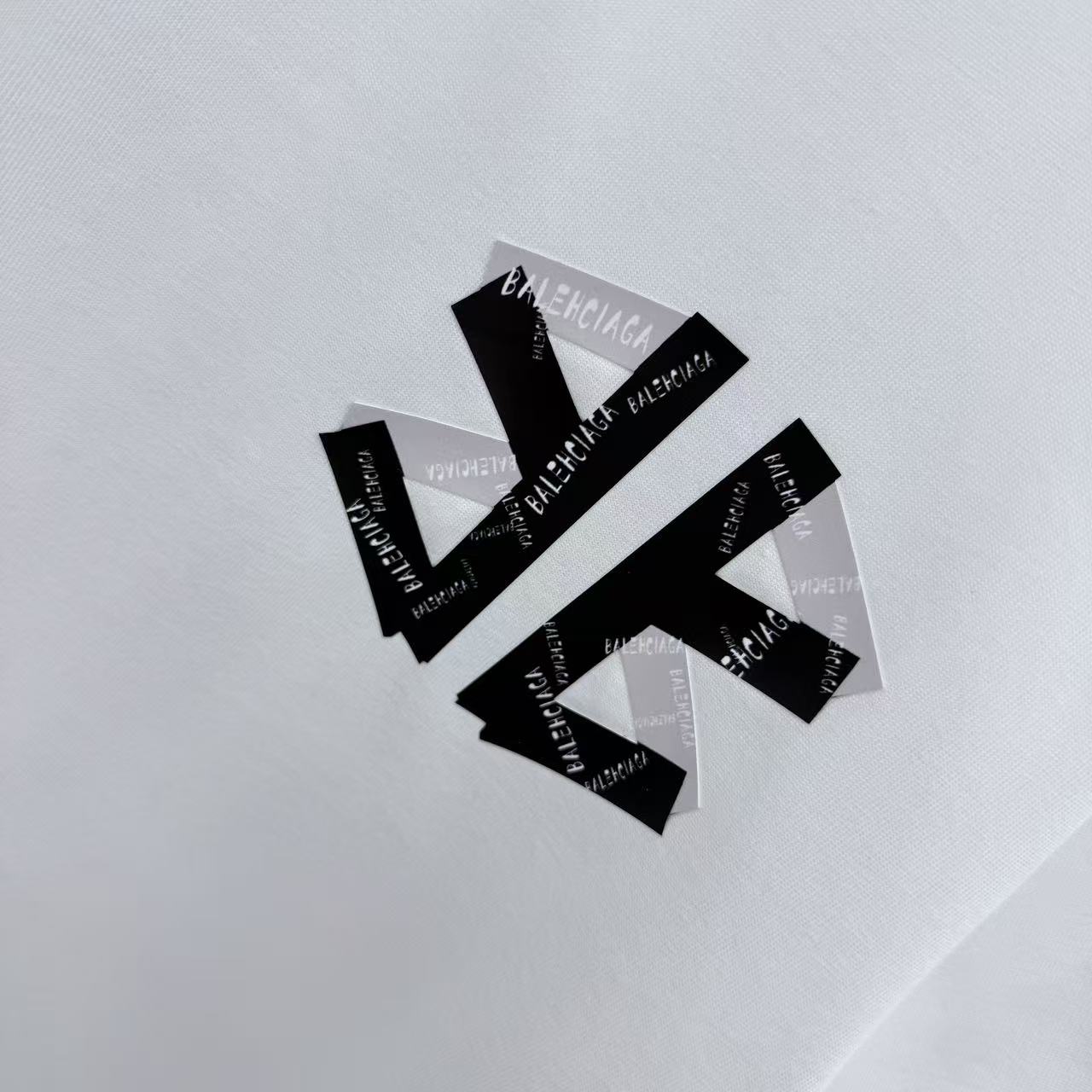 バレンシアガ スーパーコピー 優良サイト モノグラムワッペンTシャツ｜洒落感漂う胸元アクセント｜スーパーコピー服