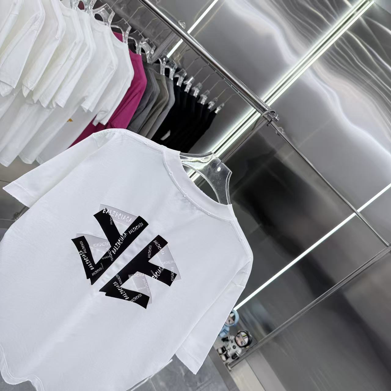 バレンシアガ スーパーコピー 優良サイト モノグラムワッペンTシャツ｜洒落感漂う胸元アクセント｜スーパーコピー服