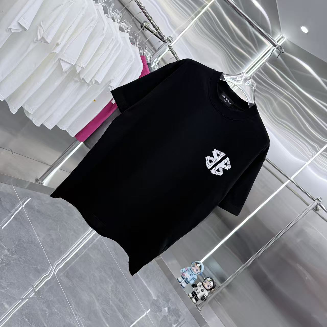 バレンシアガ スーパーコピー ダブルB胸元ロゴTシャツ|都会派モードのワンポイント|スーパーコピーn級優良店 7 バレンシアガ スーパーコピー ダブルB胸元ロゴTシャツ|都会派モードのワンポイント|スーパーコピー服