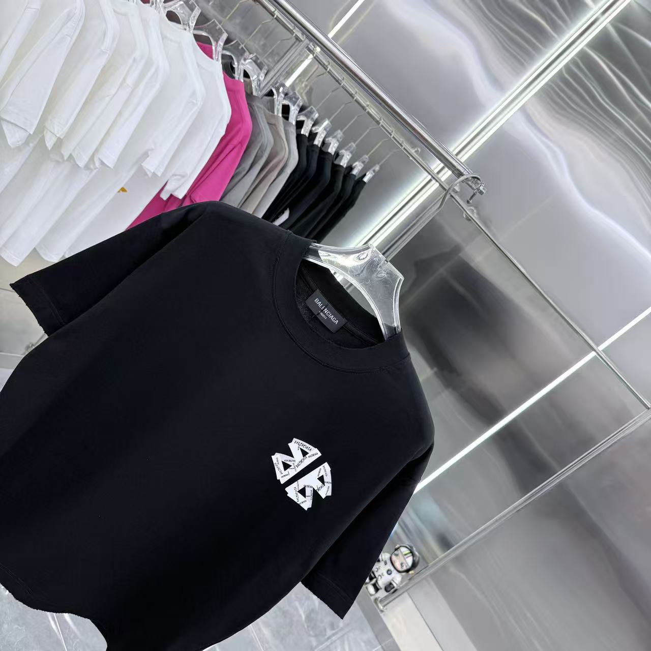 バレンシアガ スーパーコピー ダブルB胸元ロゴTシャツ|都会派モードのワンポイント|スーパーコピーn級優良店 6 バレンシアガ スーパーコピー ダブルB胸元ロゴTシャツ|都会派モードのワンポイント|スーパーコピー服