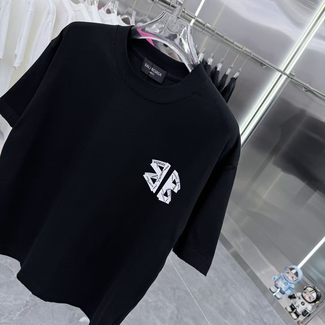 バレンシアガ スーパーコピー ダブルB胸元ロゴTシャツ|都会派モードのワンポイント|スーパーコピーn級優良店 5 バレンシアガ スーパーコピー ダブルB胸元ロゴTシャツ|都会派モードのワンポイント|スーパーコピー服