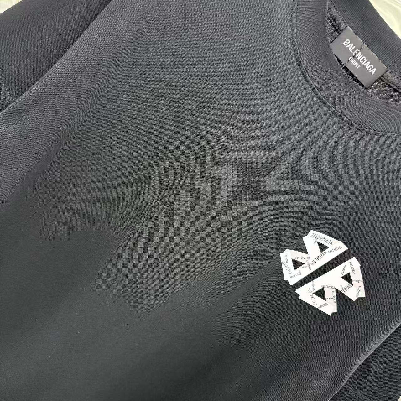 バレンシアガ スーパーコピー ダブルB胸元ロゴTシャツ|都会派モードのワンポイント|スーパーコピーn級優良店 4 バレンシアガ スーパーコピー ダブルB胸元ロゴTシャツ|都会派モードのワンポイント|スーパーコピー服