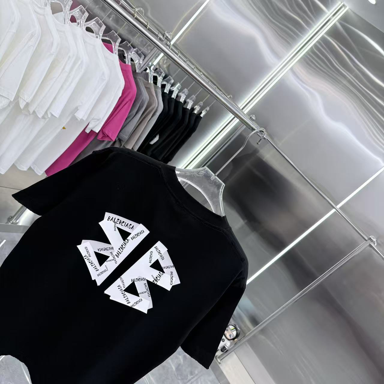 バレンシアガ スーパーコピー ダブルB胸元ロゴTシャツ|都会派モードのワンポイント|スーパーコピーn級優良店 2 バレンシアガ スーパーコピー ダブルB胸元ロゴTシャツ|都会派モードのワンポイント|スーパーコピー服