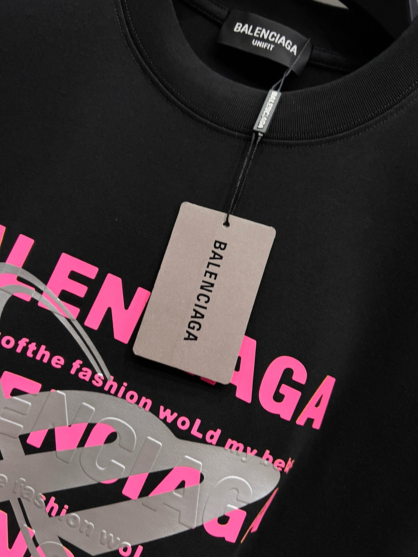 バレンシアガ コピー ピンク重ねロゴTシャツ モード感引き立つブラックカラーで都会的｜スーパーコピー服