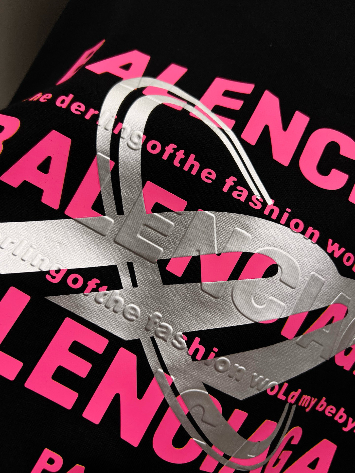 バレンシアガ コピー ピンク重ねロゴTシャツ モード感引き立つブラックカラーで都会的｜スーパーコピー服