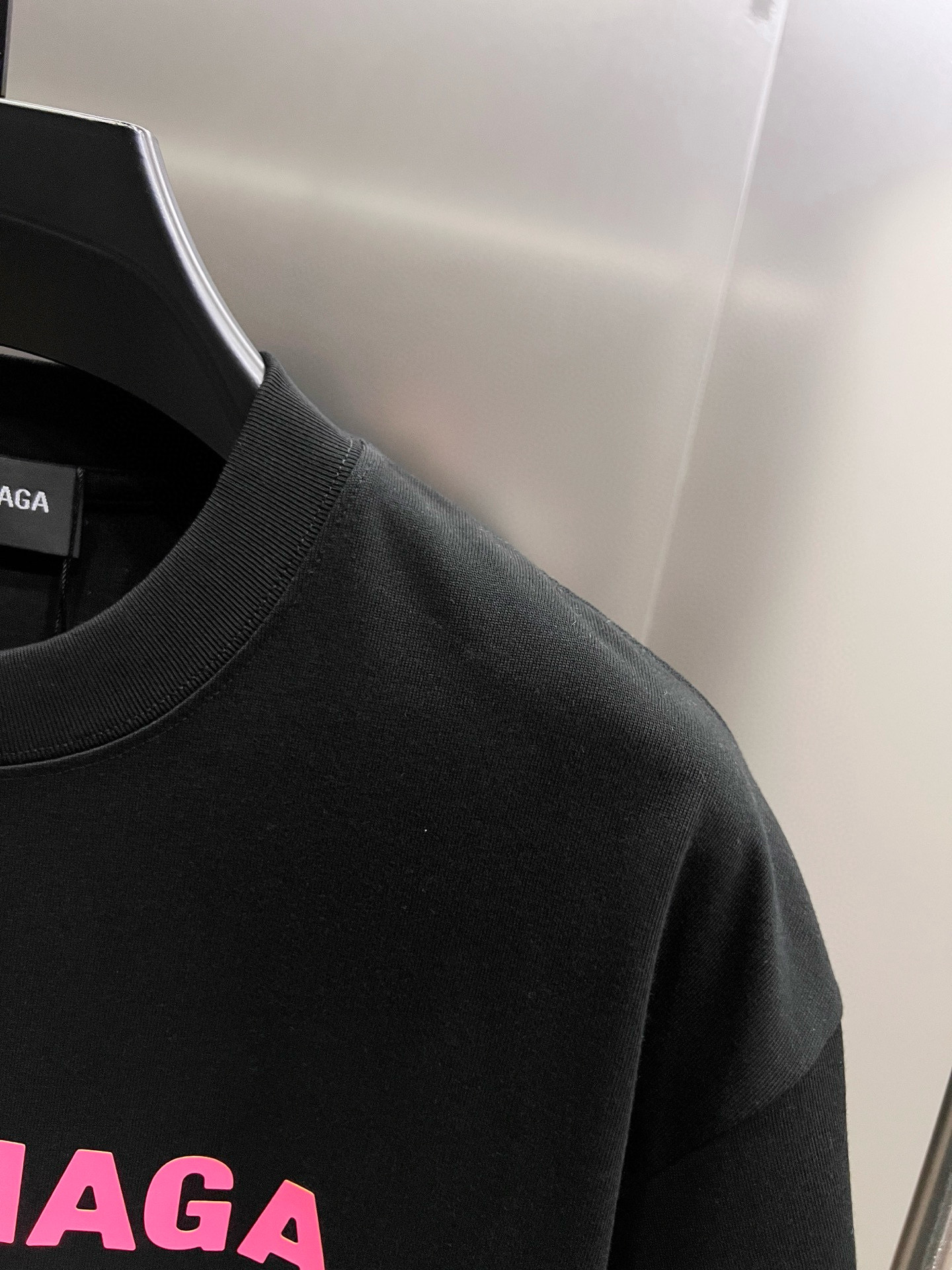 バレンシアガ コピー ピンク重ねロゴTシャツ モード感引き立つブラックカラーで都会的｜スーパーコピー服