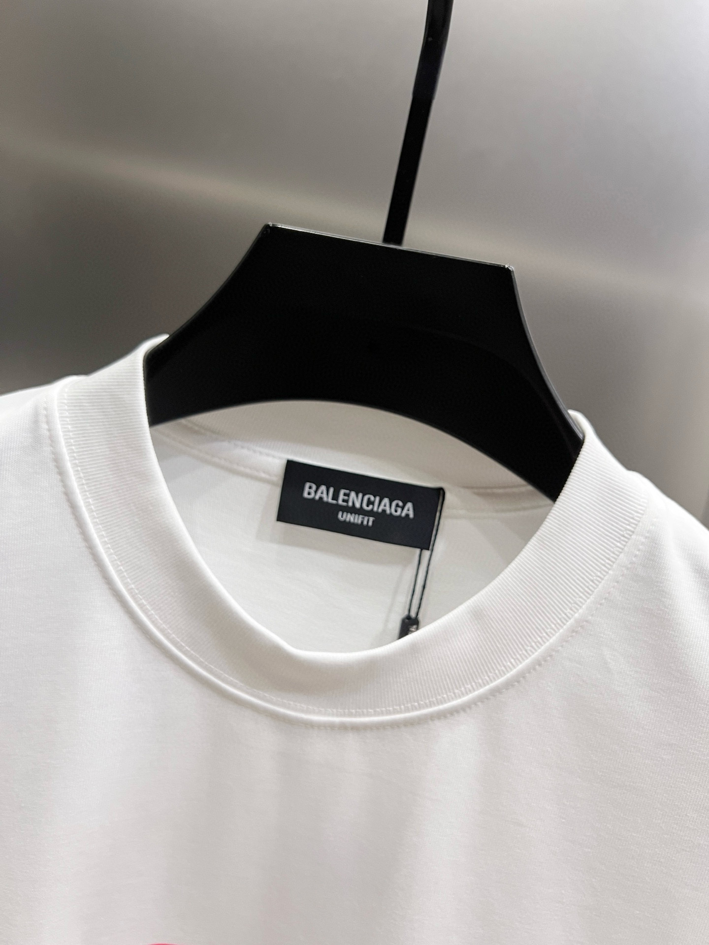 バレンシアガ n級コピー 極簡ロゴ刺繍Tシャツ ミニマルで合わせやすい万能デザイン|スーパーコピーn級優良店 2 バレンシアガ n級コピー 極簡ロゴ刺繍Tシャツ ミニマルで合わせやすい万能デザイン|スーパーコピー服