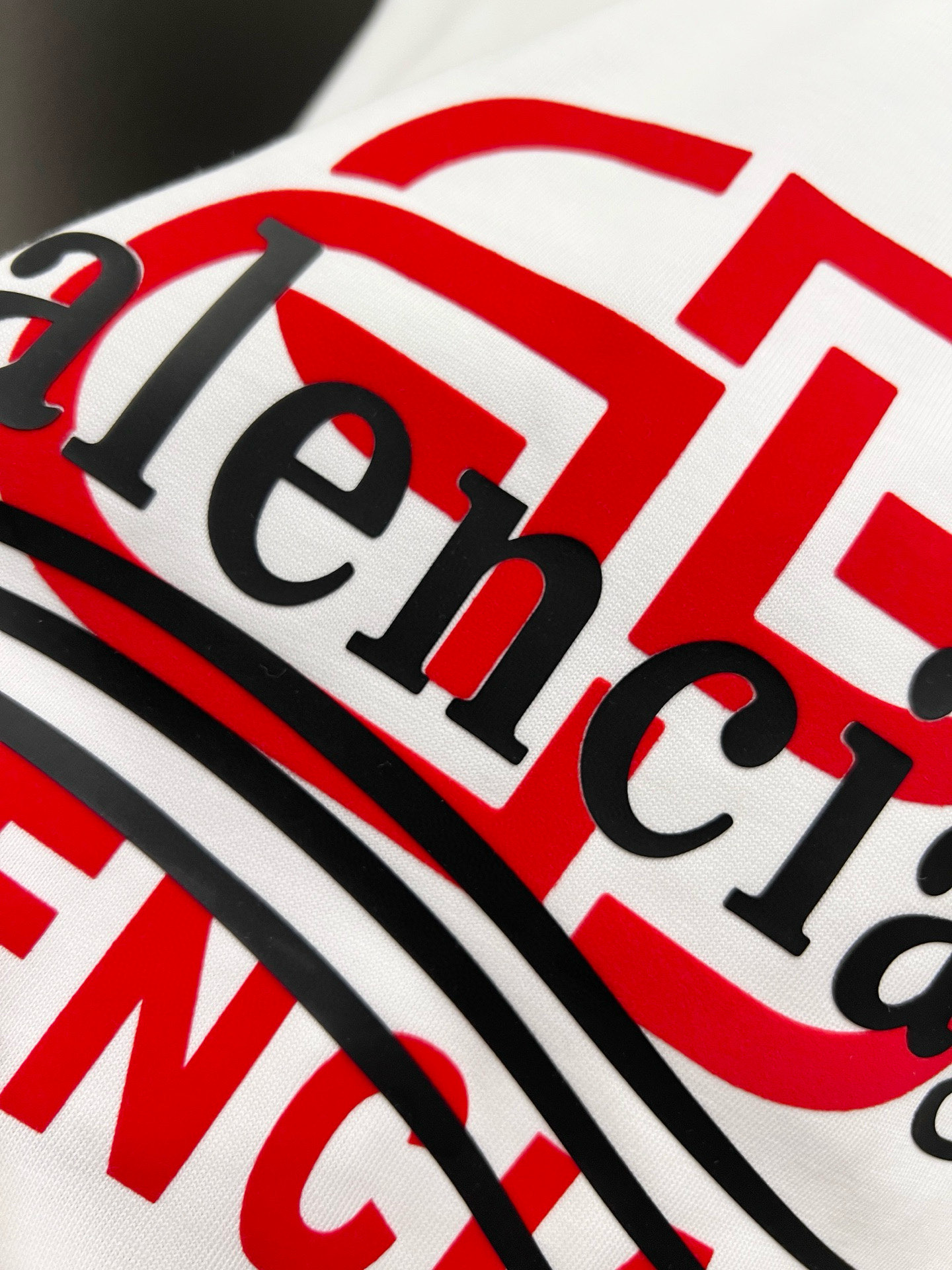 バレンシアガ n級コピー 極簡ロゴ刺繍Tシャツ ミニマルで合わせやすい万能デザイン|スーパーコピーn級優良店 4 バレンシアガ n級コピー 極簡ロゴ刺繍Tシャツ ミニマルで合わせやすい万能デザイン|スーパーコピー服