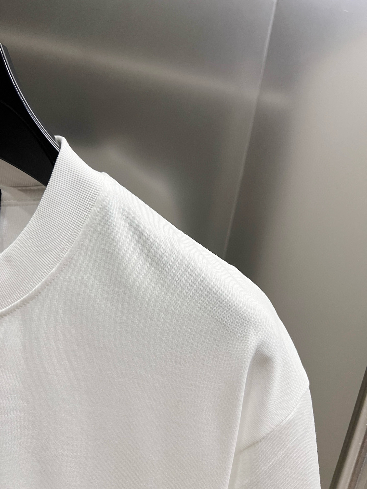 バレンシアガ n級コピー 極簡ロゴ刺繍Tシャツ ミニマルで合わせやすい万能デザイン|スーパーコピーn級優良店 7 バレンシアガ n級コピー 極簡ロゴ刺繍Tシャツ ミニマルで合わせやすい万能デザイン|スーパーコピー服